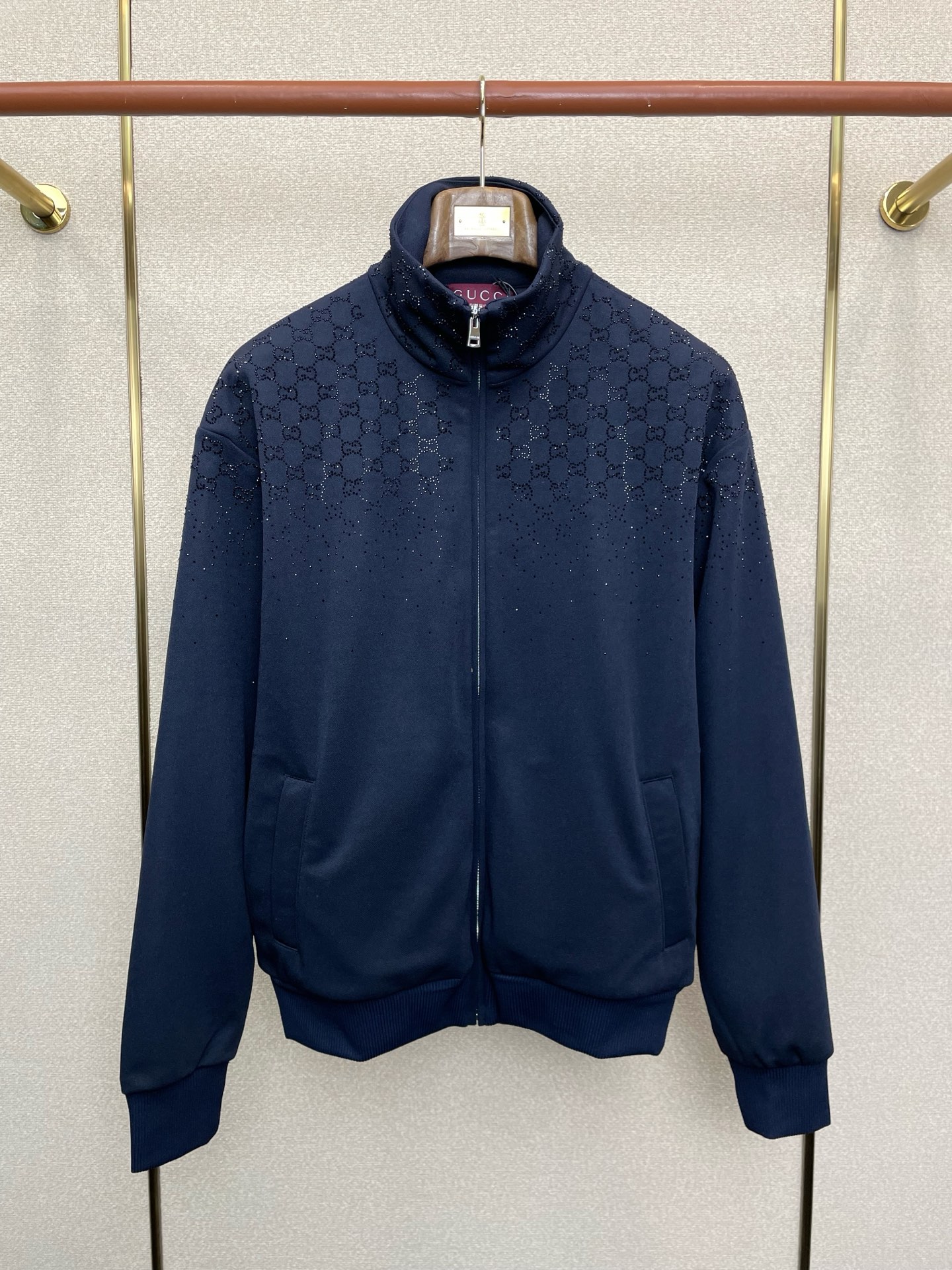 。Gucci古驰💥砸锅卖铁都要上的新款最新时尚立领拉链外套 经典设计感与颜值爆棚的外套，品质更是无法挑剔