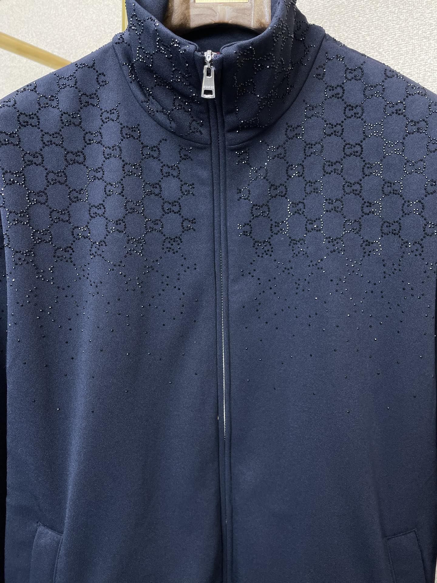 。Gucci古驰💥砸锅卖铁都要上的新款最新时尚立领拉链外套 经典设计感与颜值爆棚的外套，品质更是无法挑剔