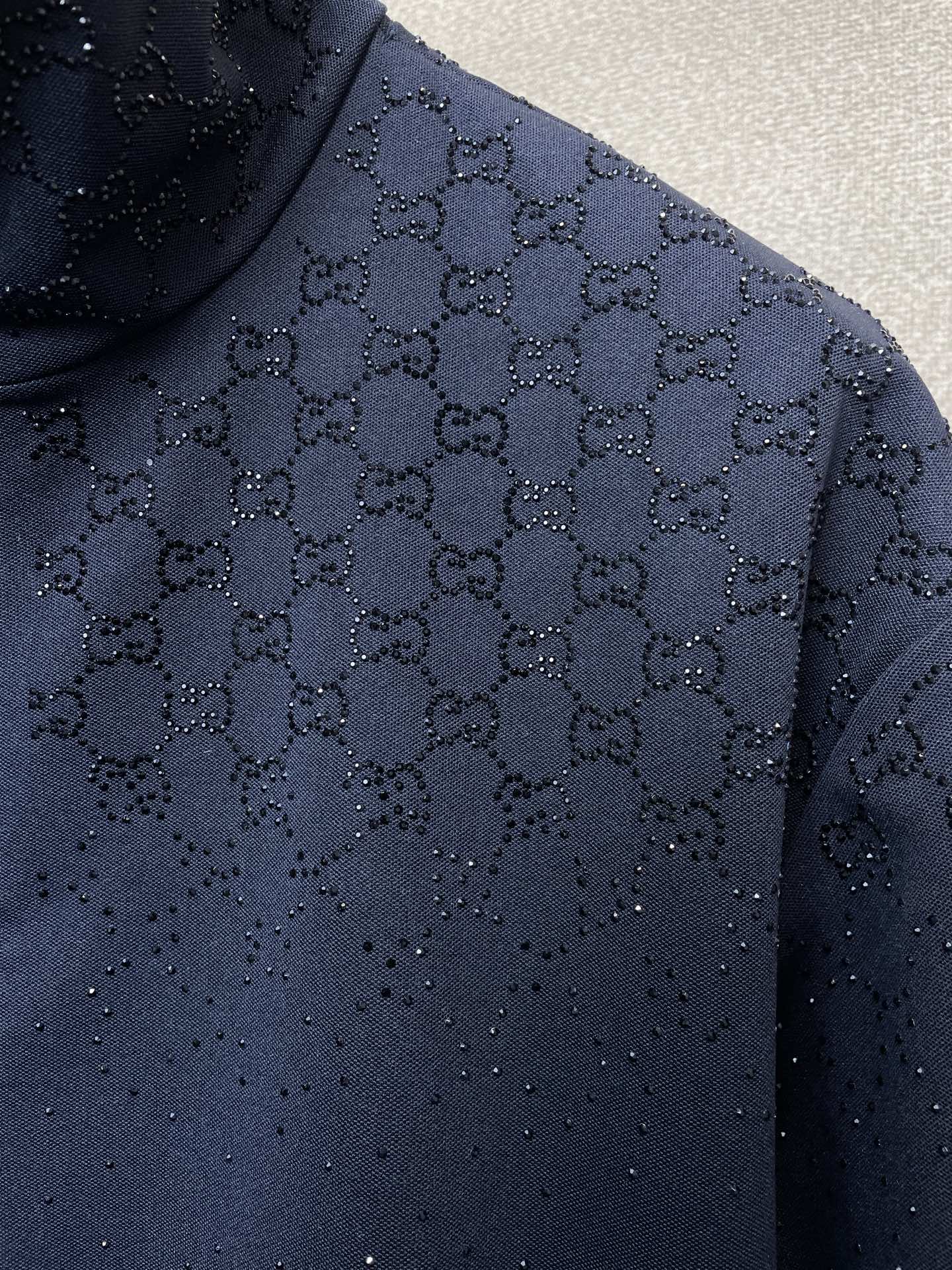 。Gucci古驰💥砸锅卖铁都要上的新款最新时尚立领拉链外套 经典设计感与颜值爆棚的外套，品质更是无法挑剔