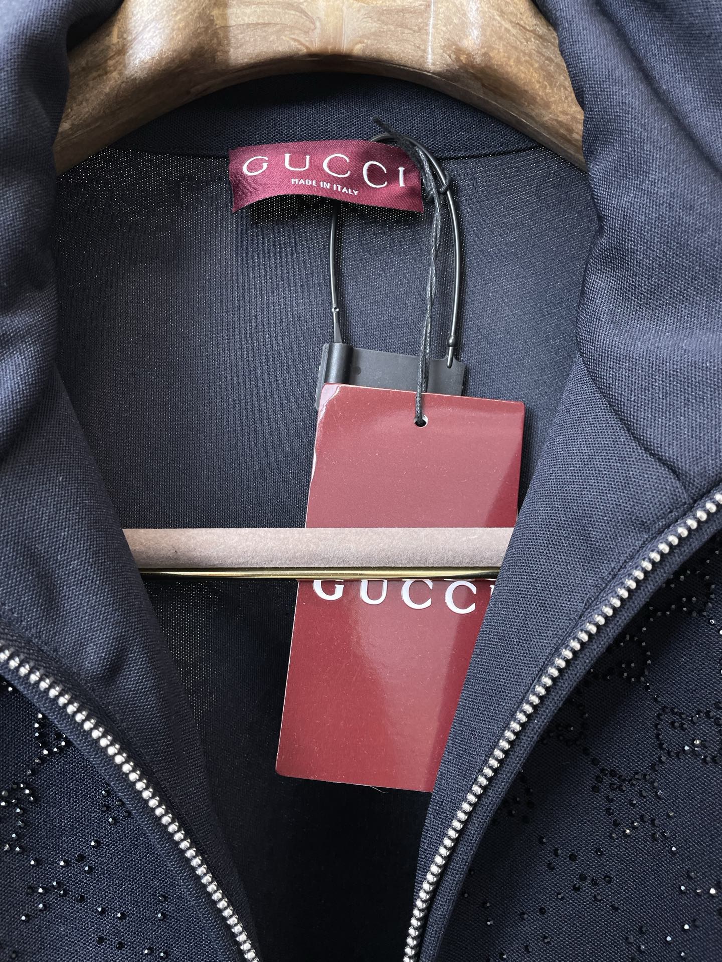 。Gucci古驰💥砸锅卖铁都要上的新款最新时尚立领拉链外套 经典设计感与颜值爆棚的外套，品质更是无法挑剔