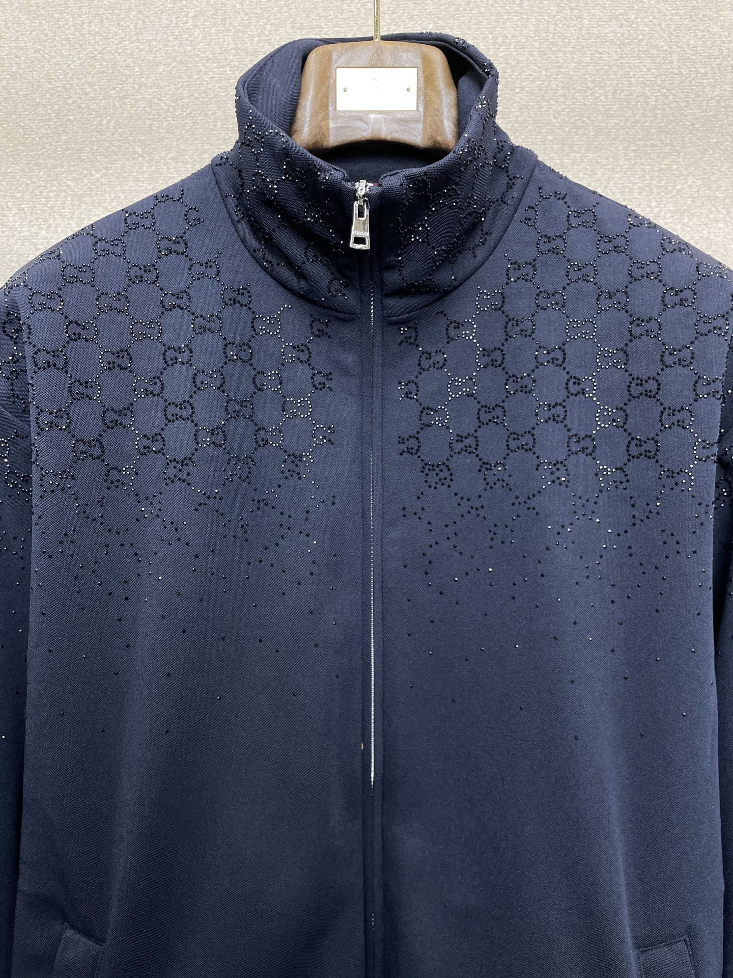 。Gucci古驰💥砸锅卖铁都要上的新款最新时尚立领拉链外套 经典设计感与颜值爆棚的外套，品质更是无法挑剔