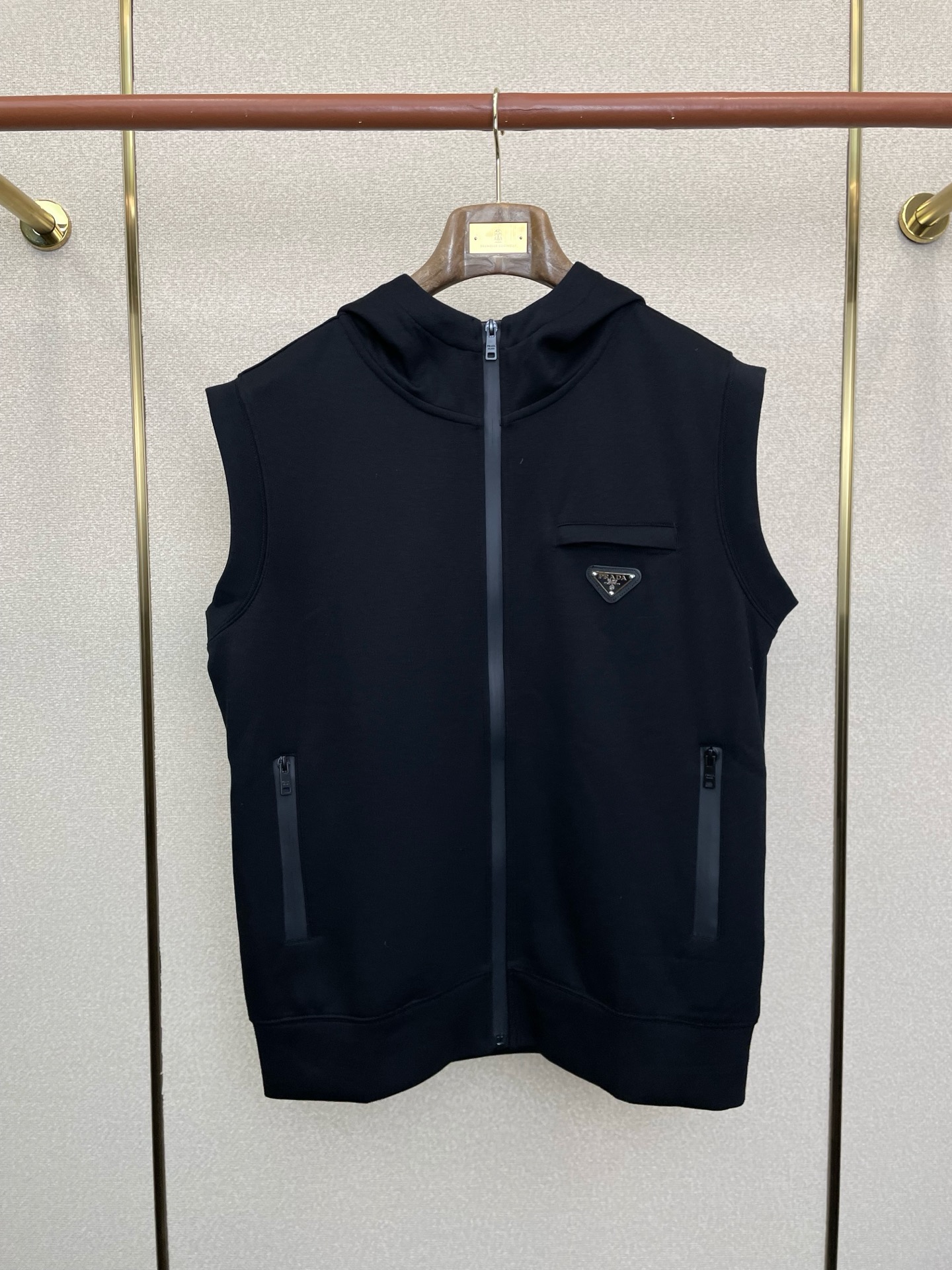 。Prada普拉达💥砸锅卖铁都要上的新款连帽马甲。贸易公司渠道稀出，降温天气必备的保暖单品，不论是日常还