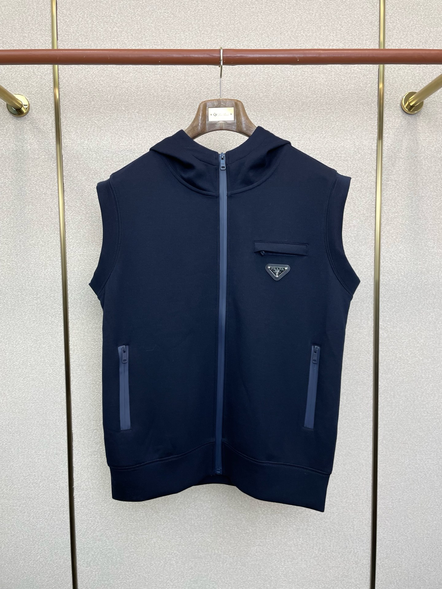 。Prada普拉达💥砸锅卖铁都要上的新款连帽马甲。贸易公司渠道稀出，降温天气必备的保暖单品，不论是日常还