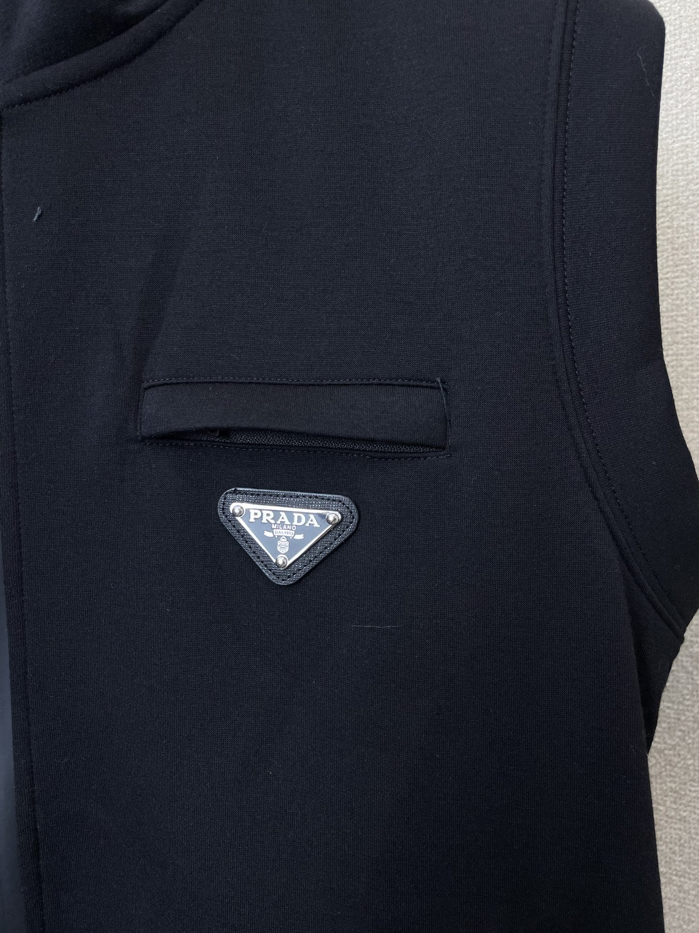 。Prada普拉达💥砸锅卖铁都要上的新款连帽马甲。贸易公司渠道稀出，降温天气必备的保暖单品，不论是日常还