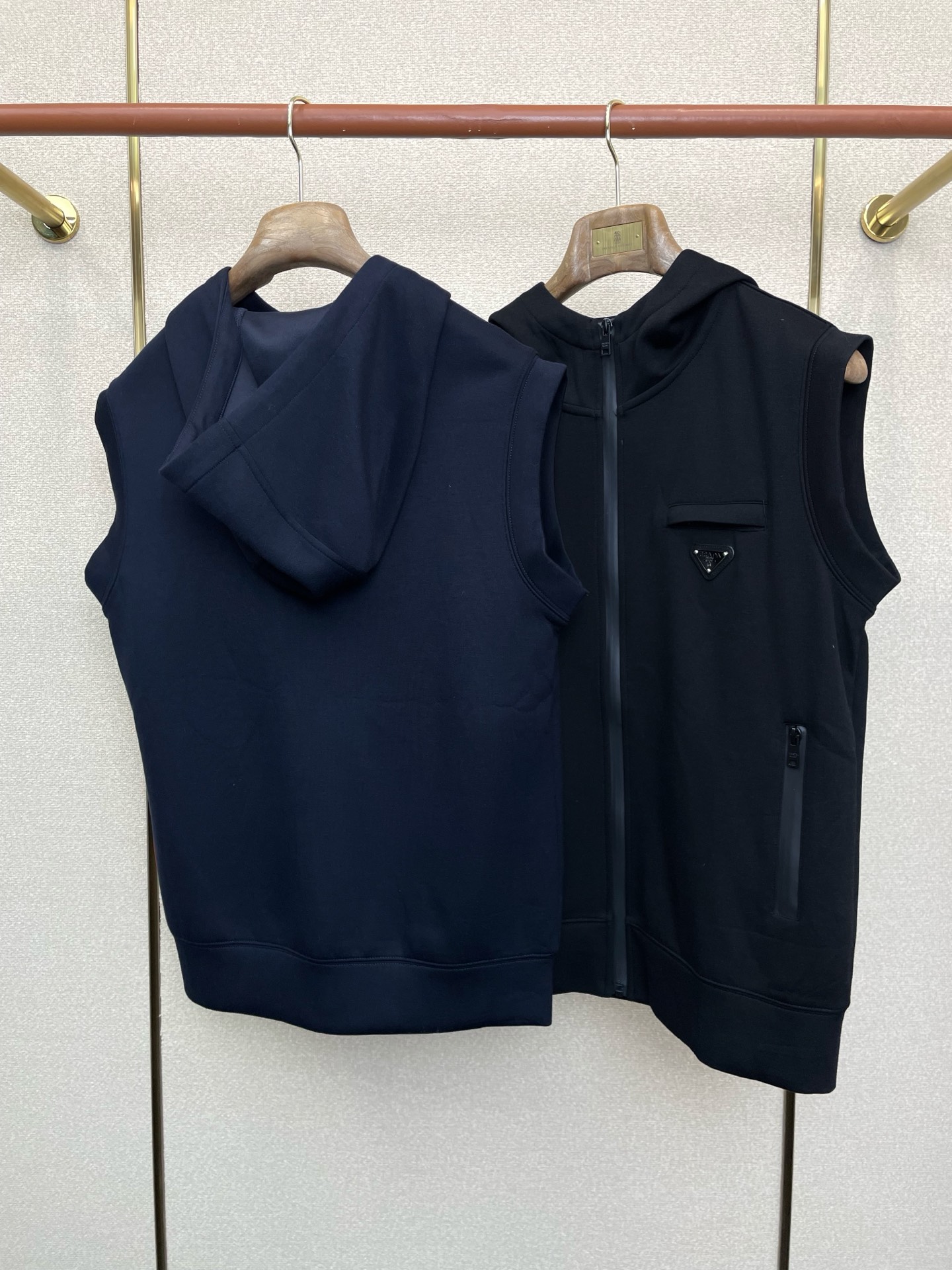 。Prada普拉达💥砸锅卖铁都要上的新款连帽马甲。贸易公司渠道稀出，降温天气必备的保暖单品，不论是日常还