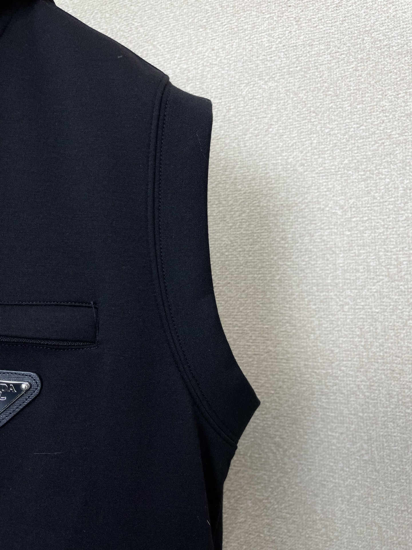 。Prada普拉达💥砸锅卖铁都要上的新款连帽马甲。贸易公司渠道稀出，降温天气必备的保暖单品，不论是日常还