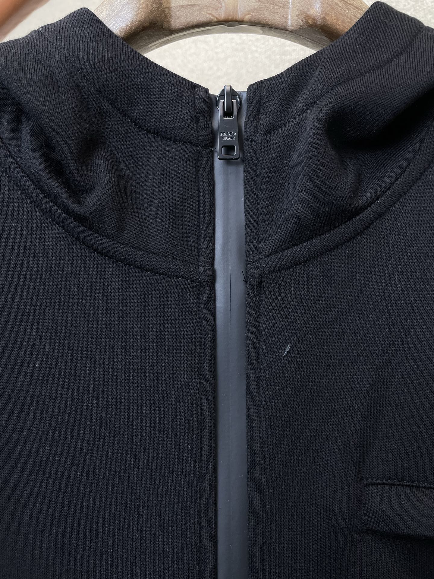 。Prada普拉达💥砸锅卖铁都要上的新款连帽马甲。贸易公司渠道稀出，降温天气必备的保暖单品，不论是日常还