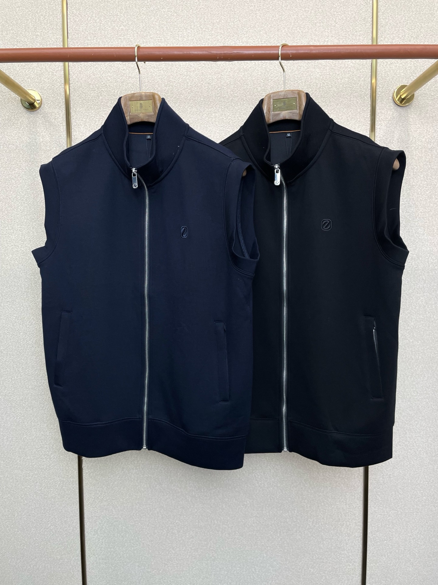 。ZEGNA杰尼亚💥砸锅卖铁都要上的新款立领马甲。贸易公司渠道稀出，降温天气必备的保暖单品，不论是日常还