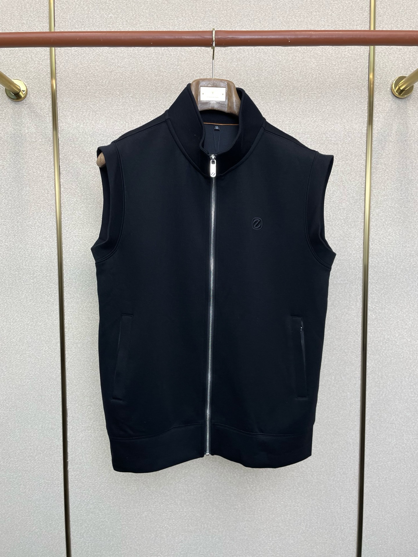 。ZEGNA杰尼亚💥砸锅卖铁都要上的新款立领马甲。贸易公司渠道稀出，降温天气必备的保暖单品，不论是日常还