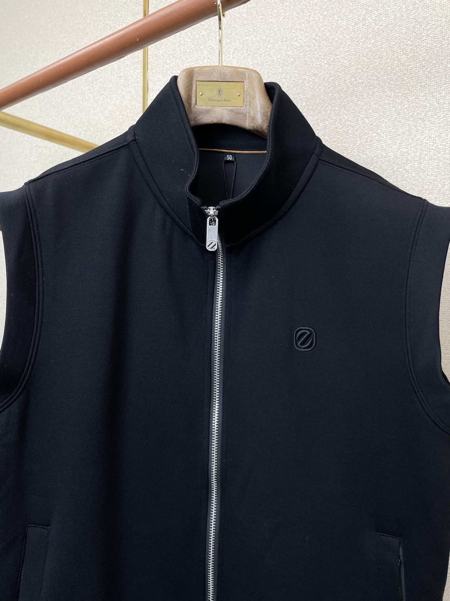 。ZEGNA杰尼亚💥砸锅卖铁都要上的新款立领马甲。贸易公司渠道稀出，降温天气必备的保暖单品，不论是日常还