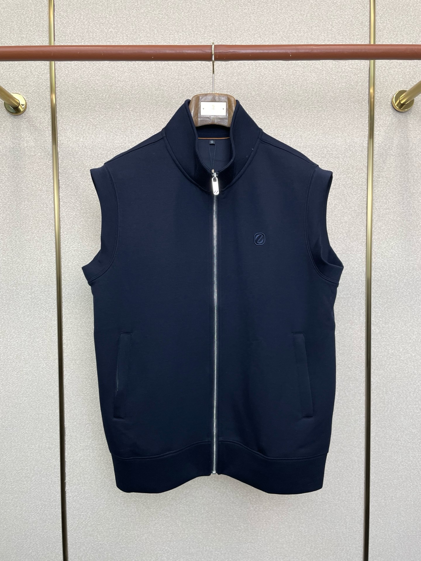 。ZEGNA杰尼亚💥砸锅卖铁都要上的新款立领马甲。贸易公司渠道稀出，降温天气必备的保暖单品，不论是日常还