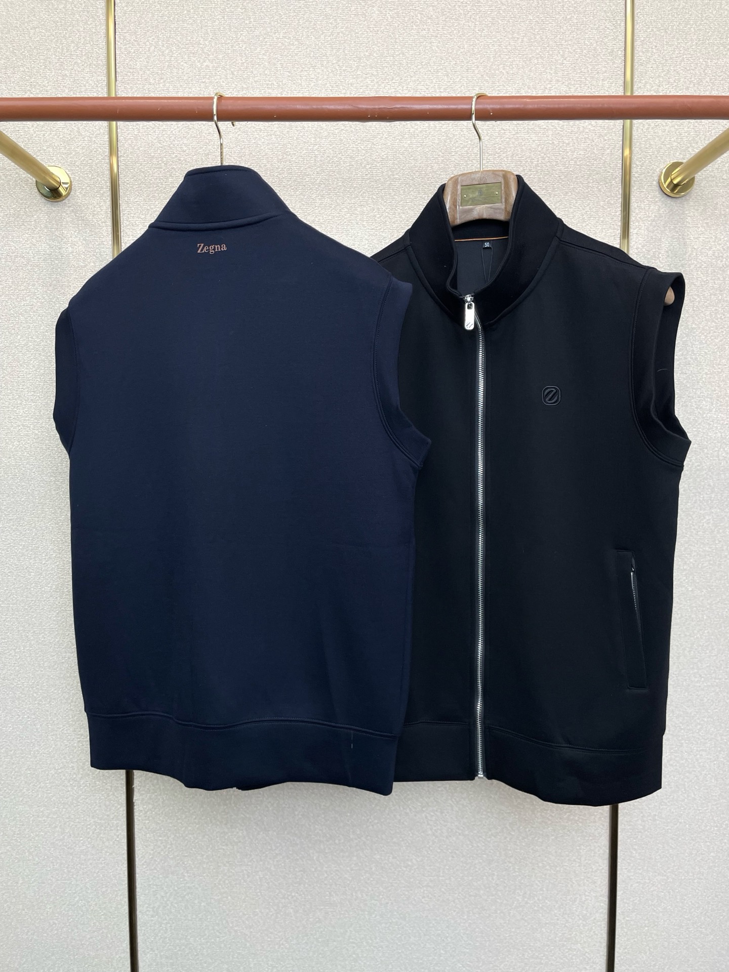 。ZEGNA杰尼亚💥砸锅卖铁都要上的新款立领马甲。贸易公司渠道稀出，降温天气必备的保暖单品，不论是日常还