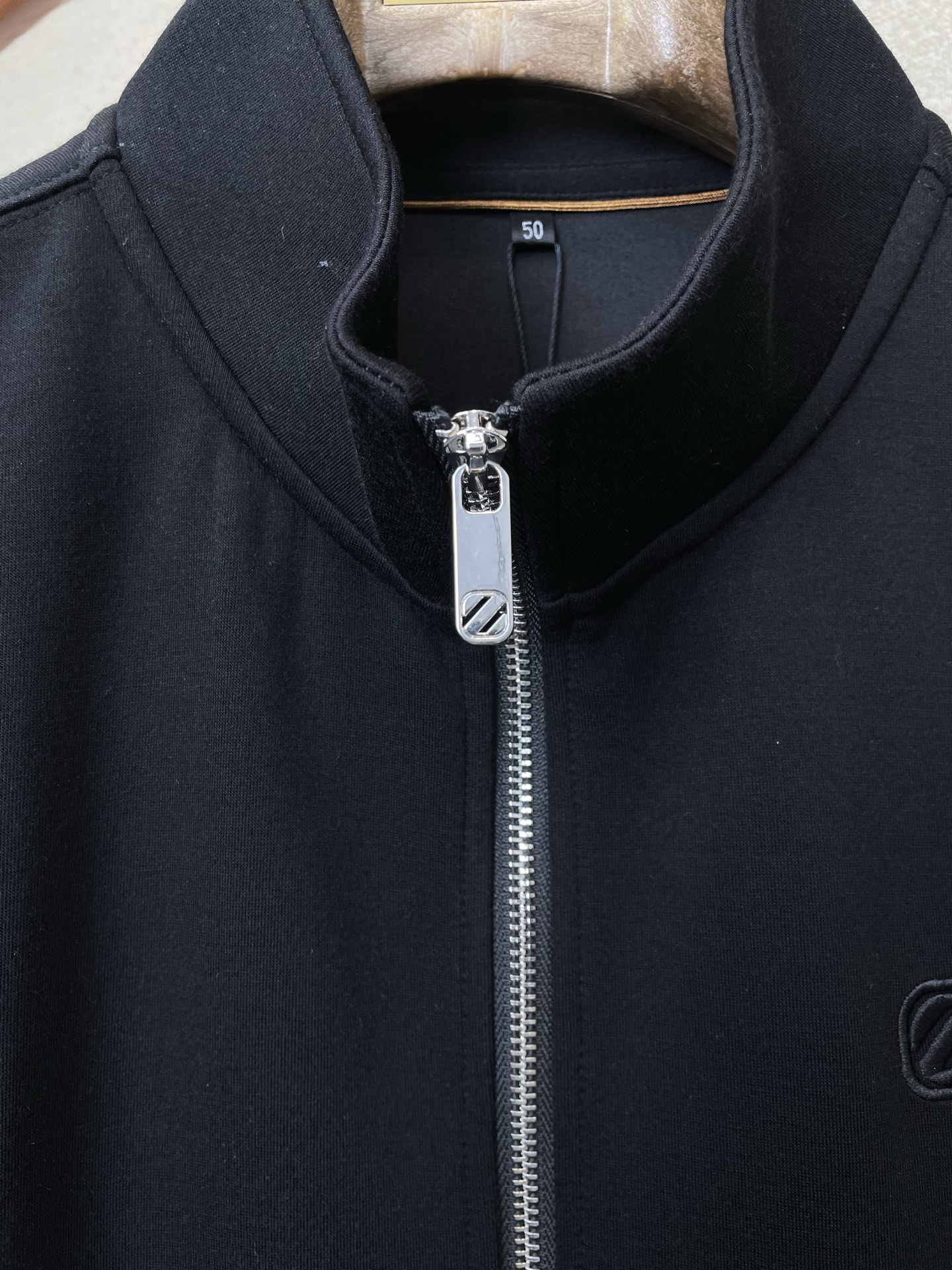 。ZEGNA杰尼亚💥砸锅卖铁都要上的新款立领马甲。贸易公司渠道稀出，降温天气必备的保暖单品，不论是日常还