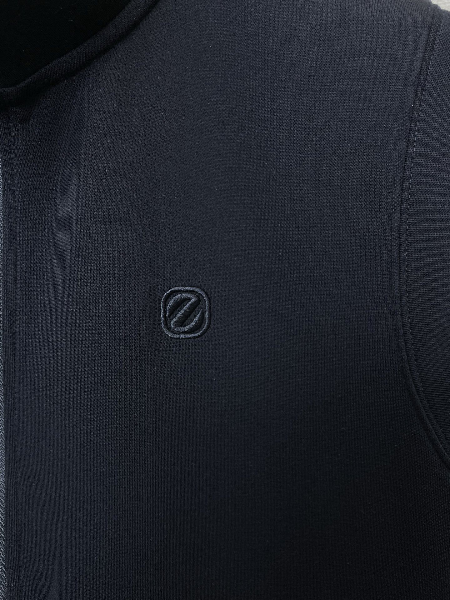 。ZEGNA杰尼亚💥砸锅卖铁都要上的新款立领马甲。贸易公司渠道稀出，降温天气必备的保暖单品，不论是日常还