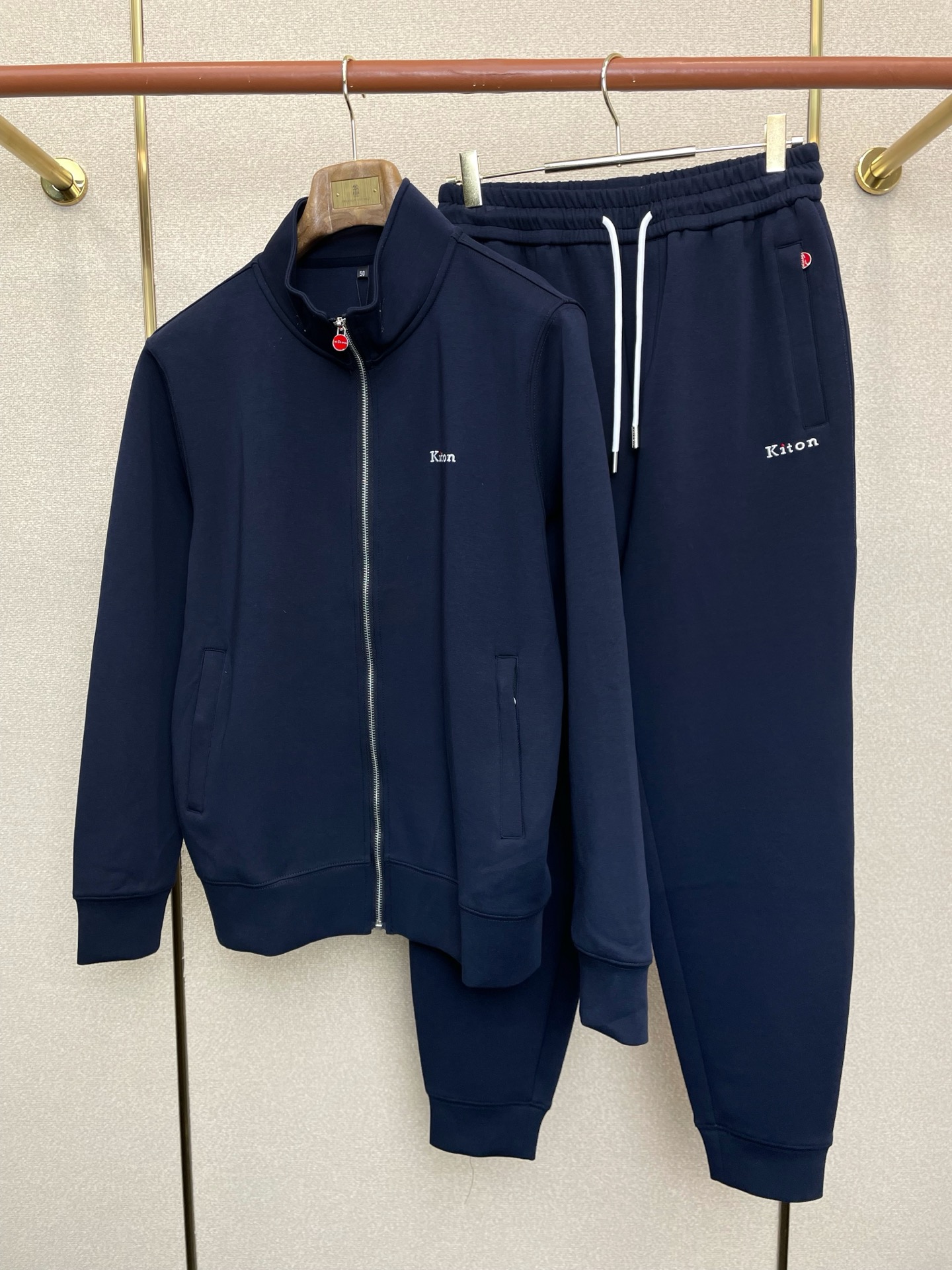 /套。KITON💥砸锅卖铁都要上的新款新款专柜同款立领套装，高级感满满！细节精致高档，做工无可挑剔！进口