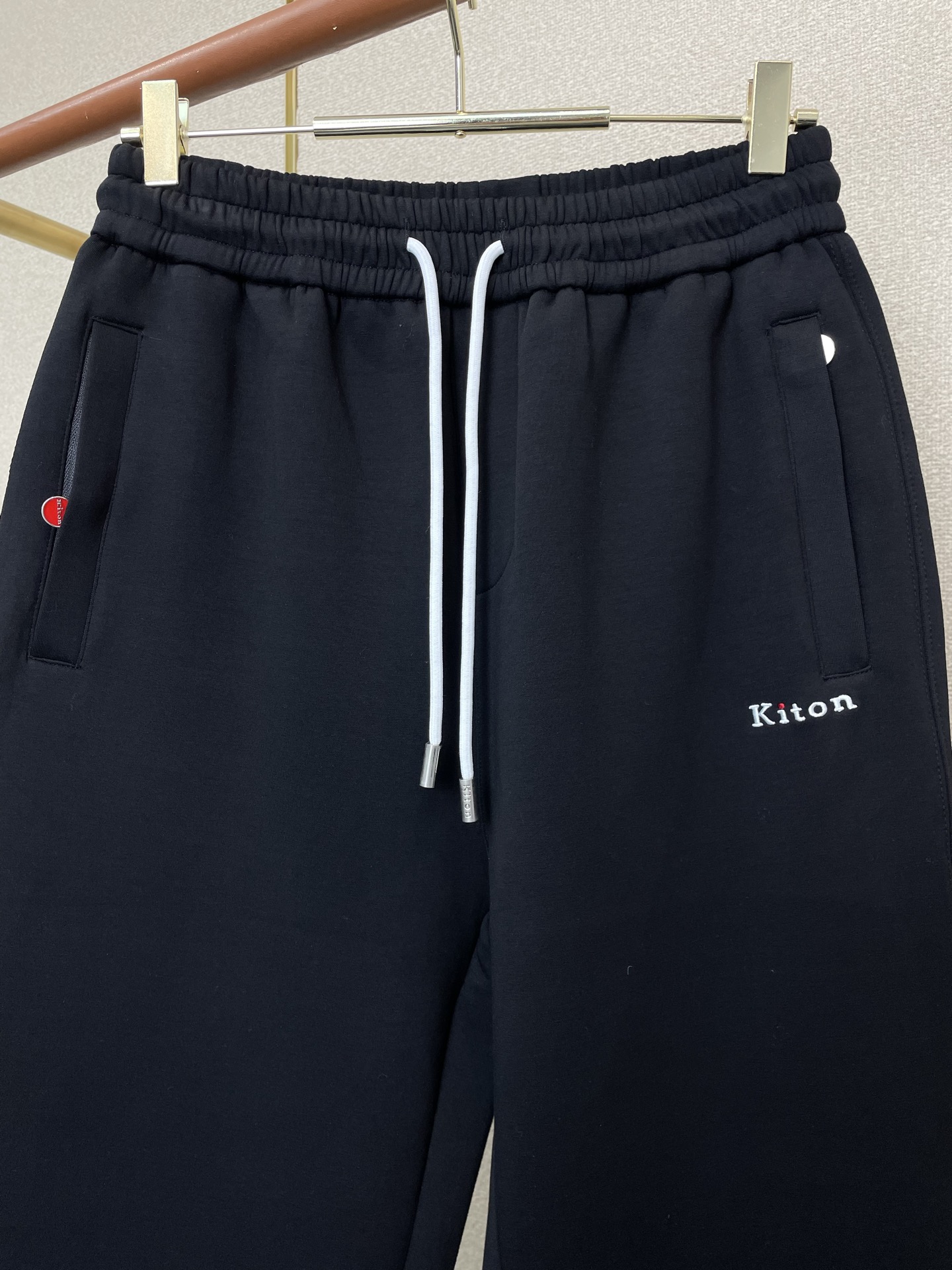 /套。KITON💥砸锅卖铁都要上的新款新款专柜同款立领套装，高级感满满！细节精致高档，做工无可挑剔！进口