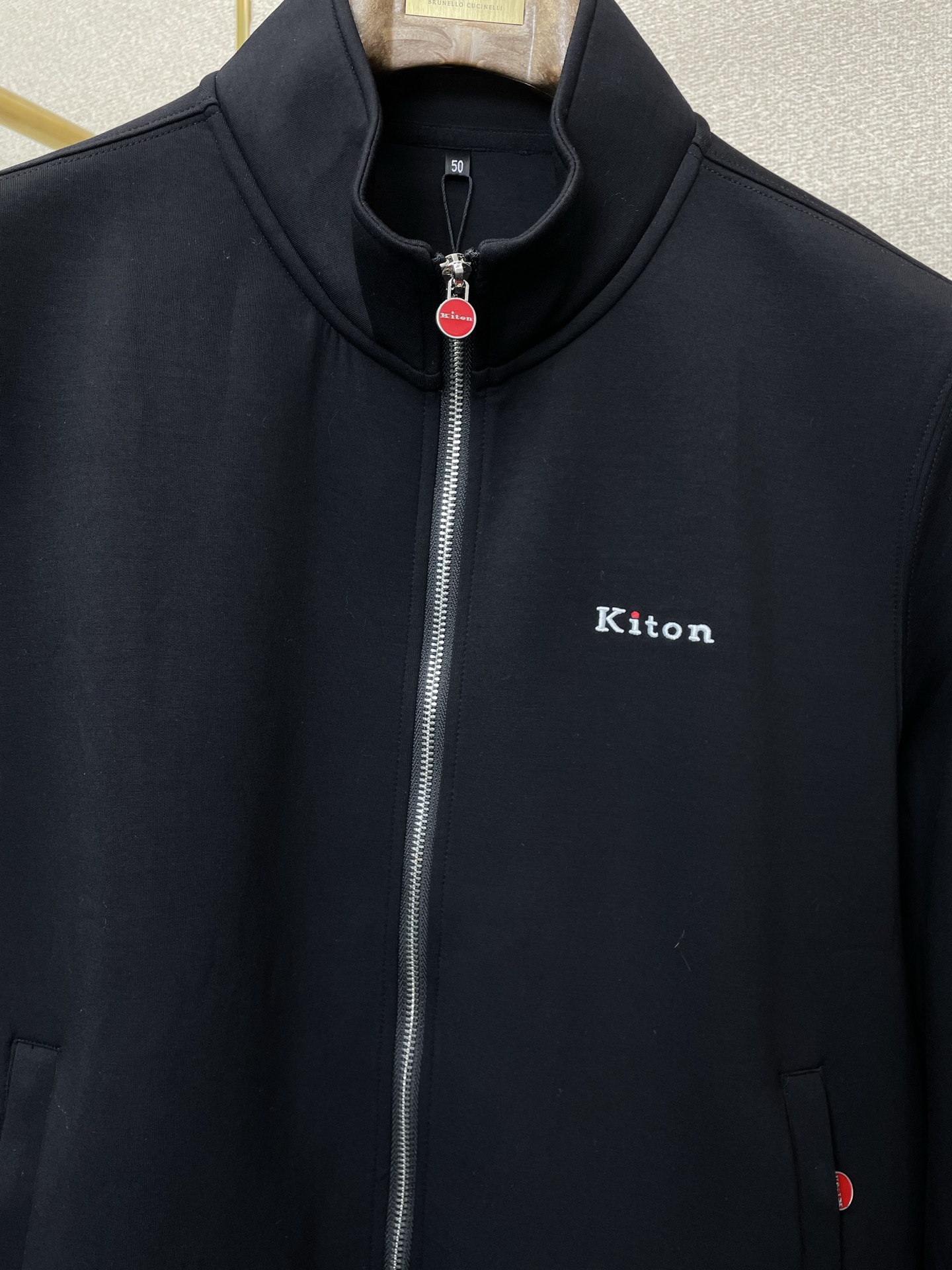 /套。KITON💥砸锅卖铁都要上的新款新款专柜同款立领套装，高级感满满！细节精致高档，做工无可挑剔！进口