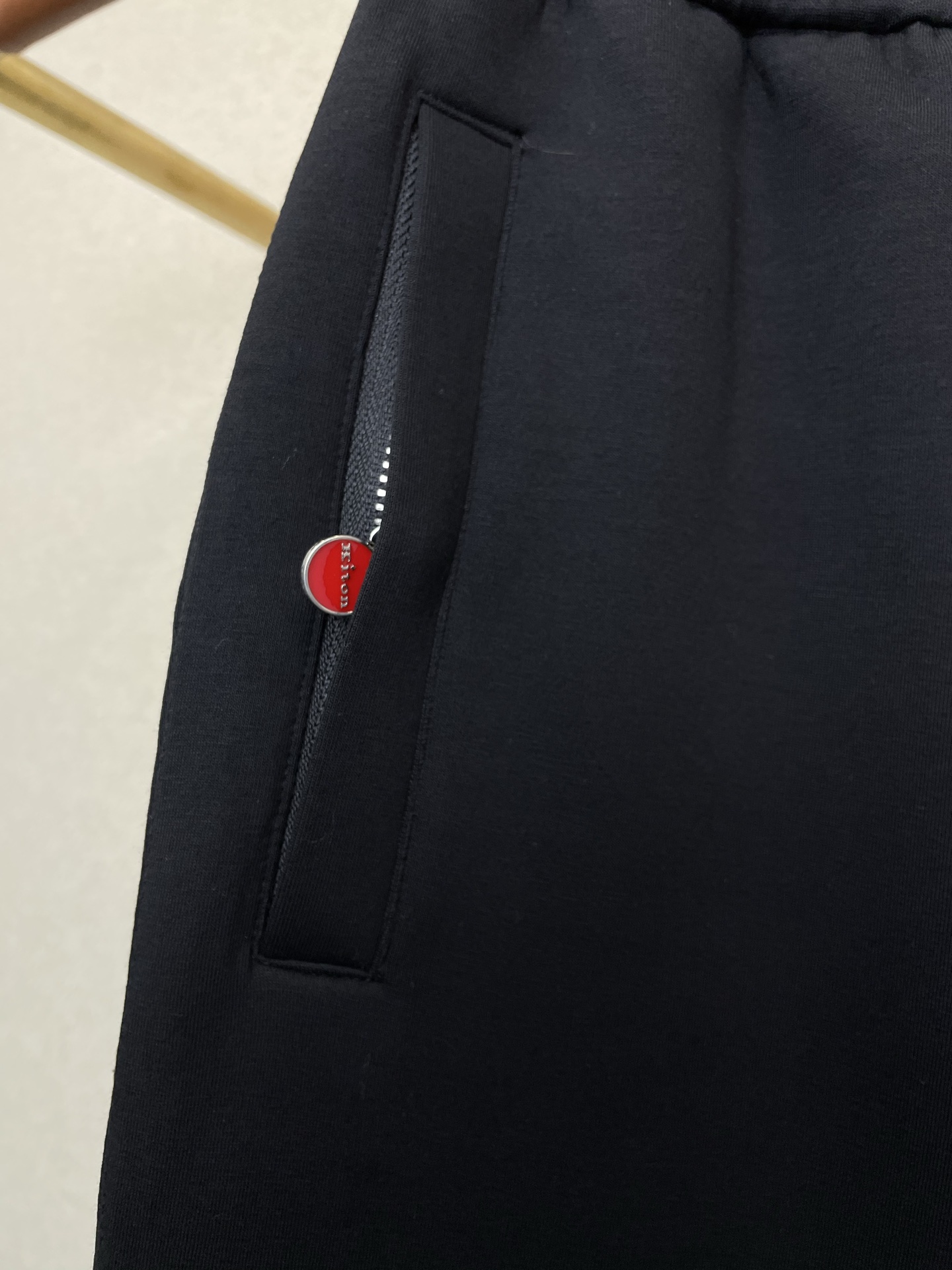 /套。KITON💥砸锅卖铁都要上的新款新款专柜同款立领套装，高级感满满！细节精致高档，做工无可挑剔！进口