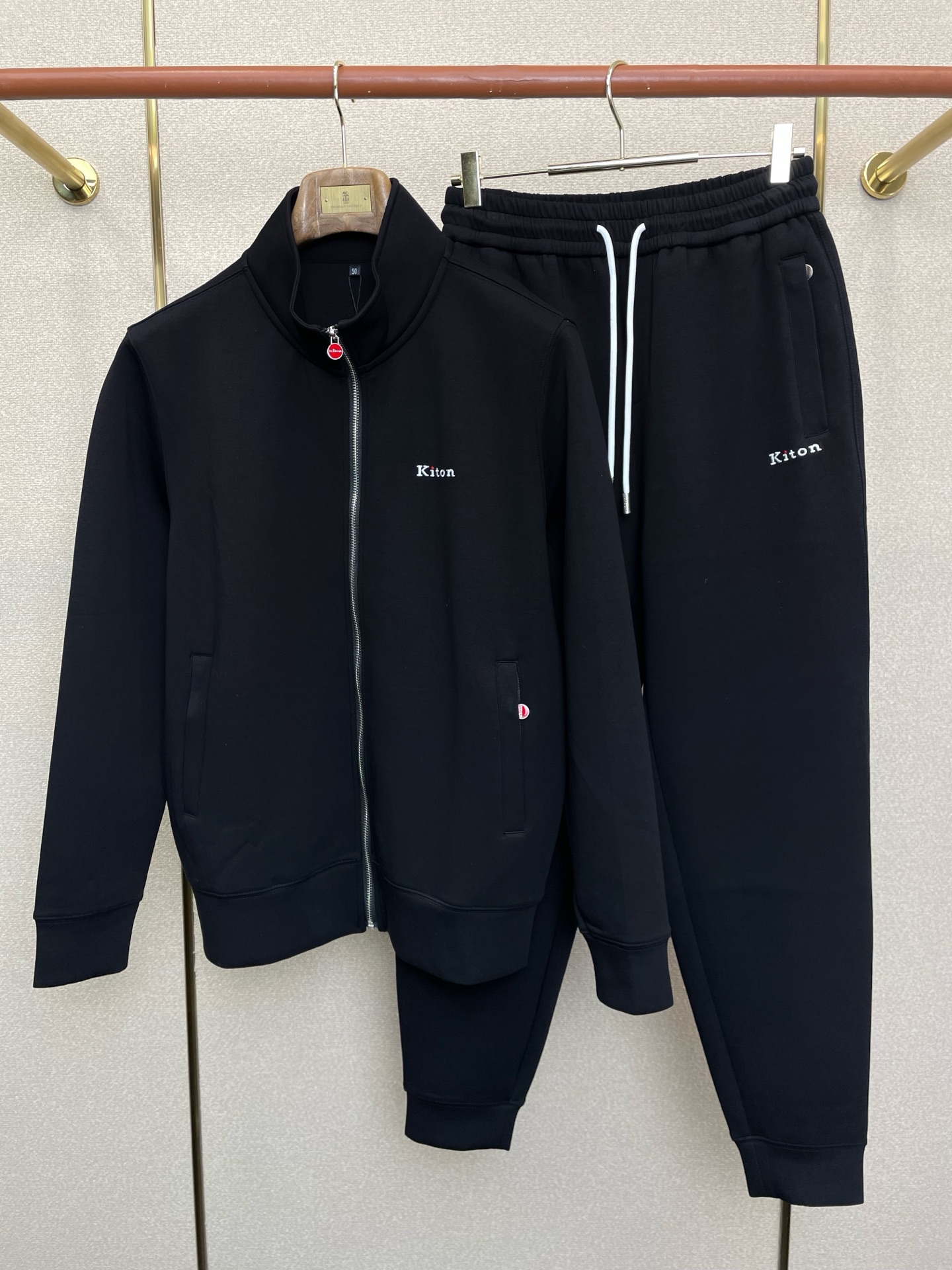 /套。KITON💥砸锅卖铁都要上的新款新款专柜同款立领套装，高级感满满！细节精致高档，做工无可挑剔！进口