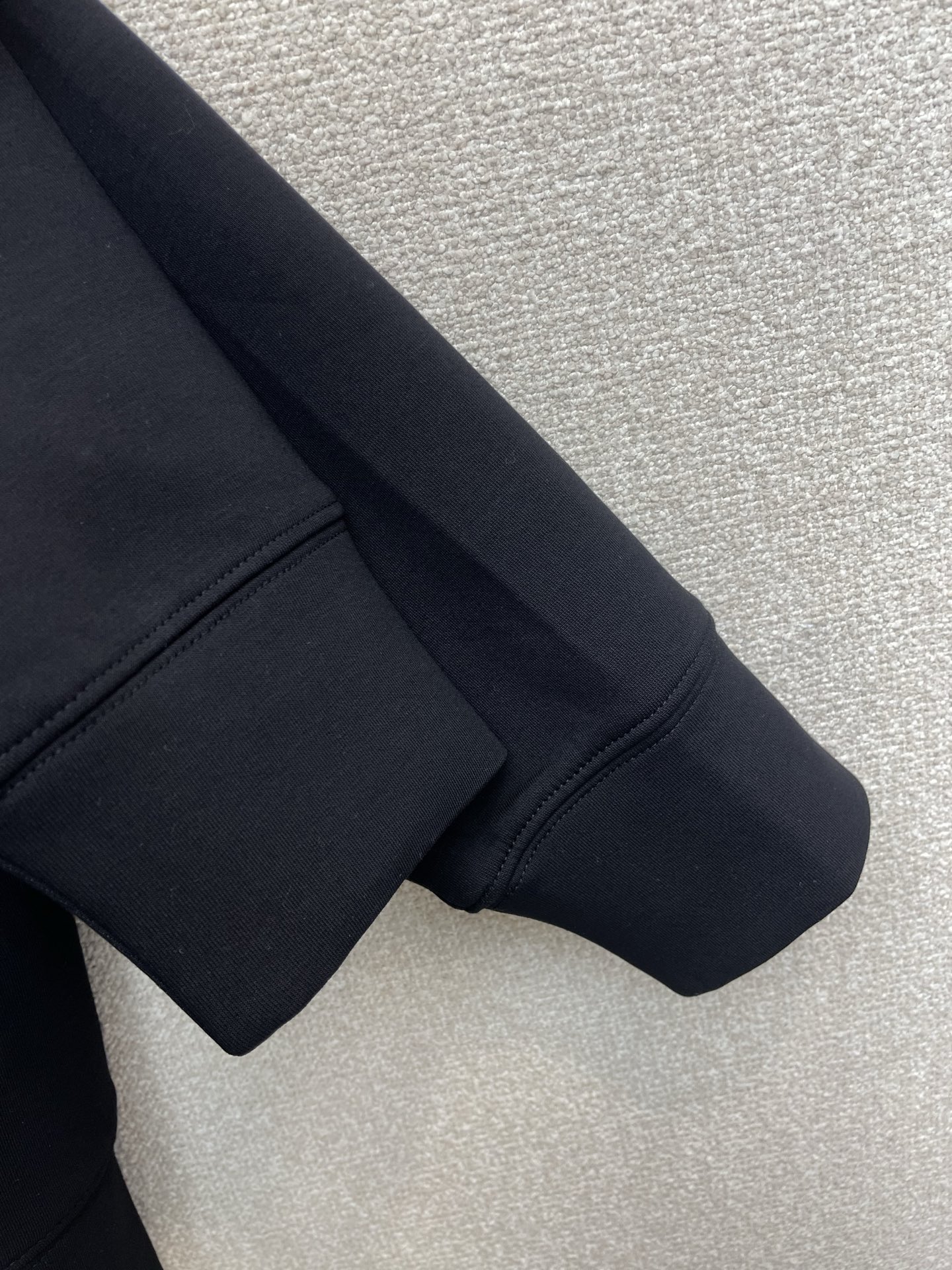 /套。KITON💥砸锅卖铁都要上的新款新款专柜同款立领套装，高级感满满！细节精致高档，做工无可挑剔！进口