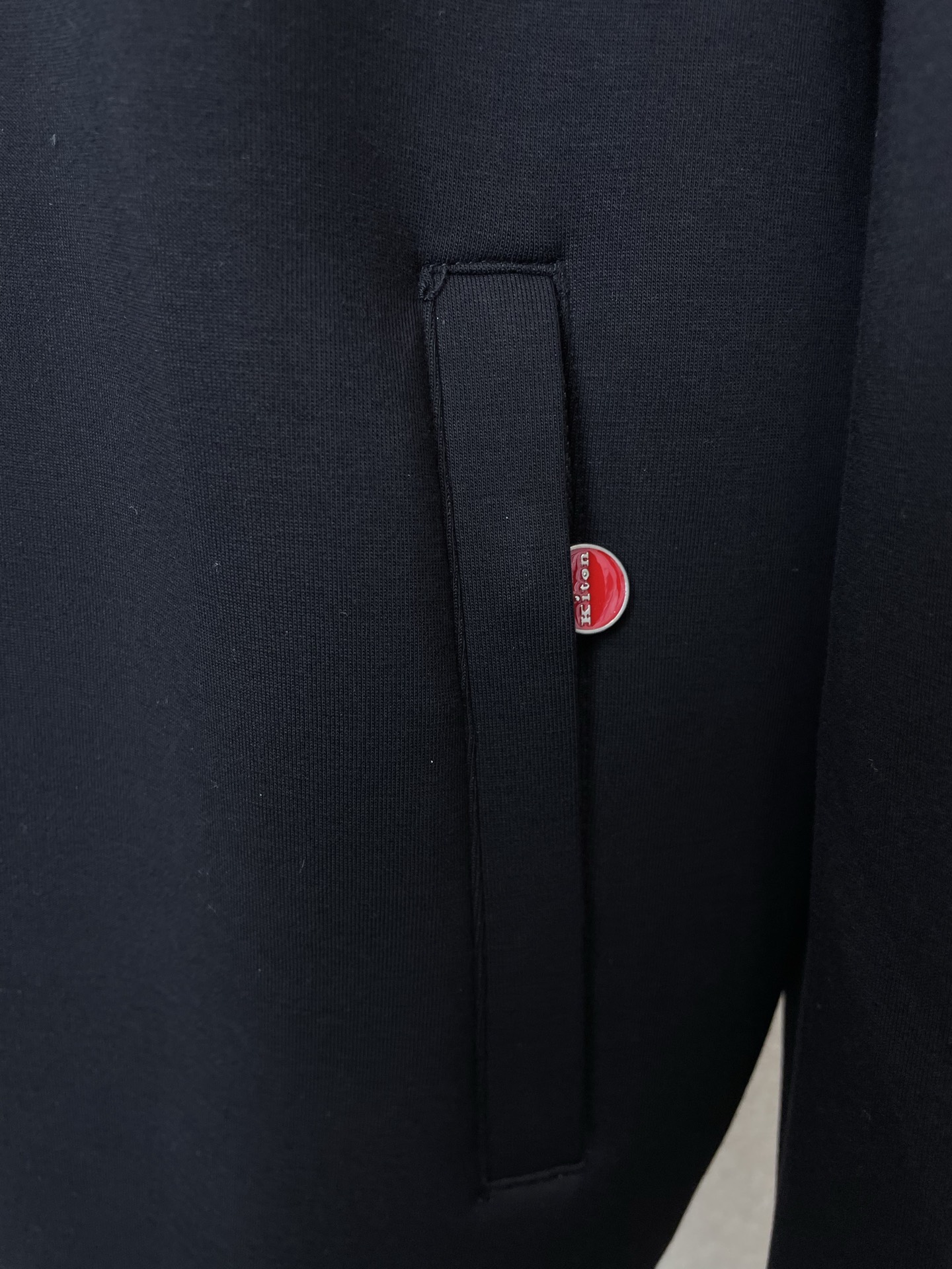 /套。KITON💥砸锅卖铁都要上的新款新款专柜同款立领套装，高级感满满！细节精致高档，做工无可挑剔！进口