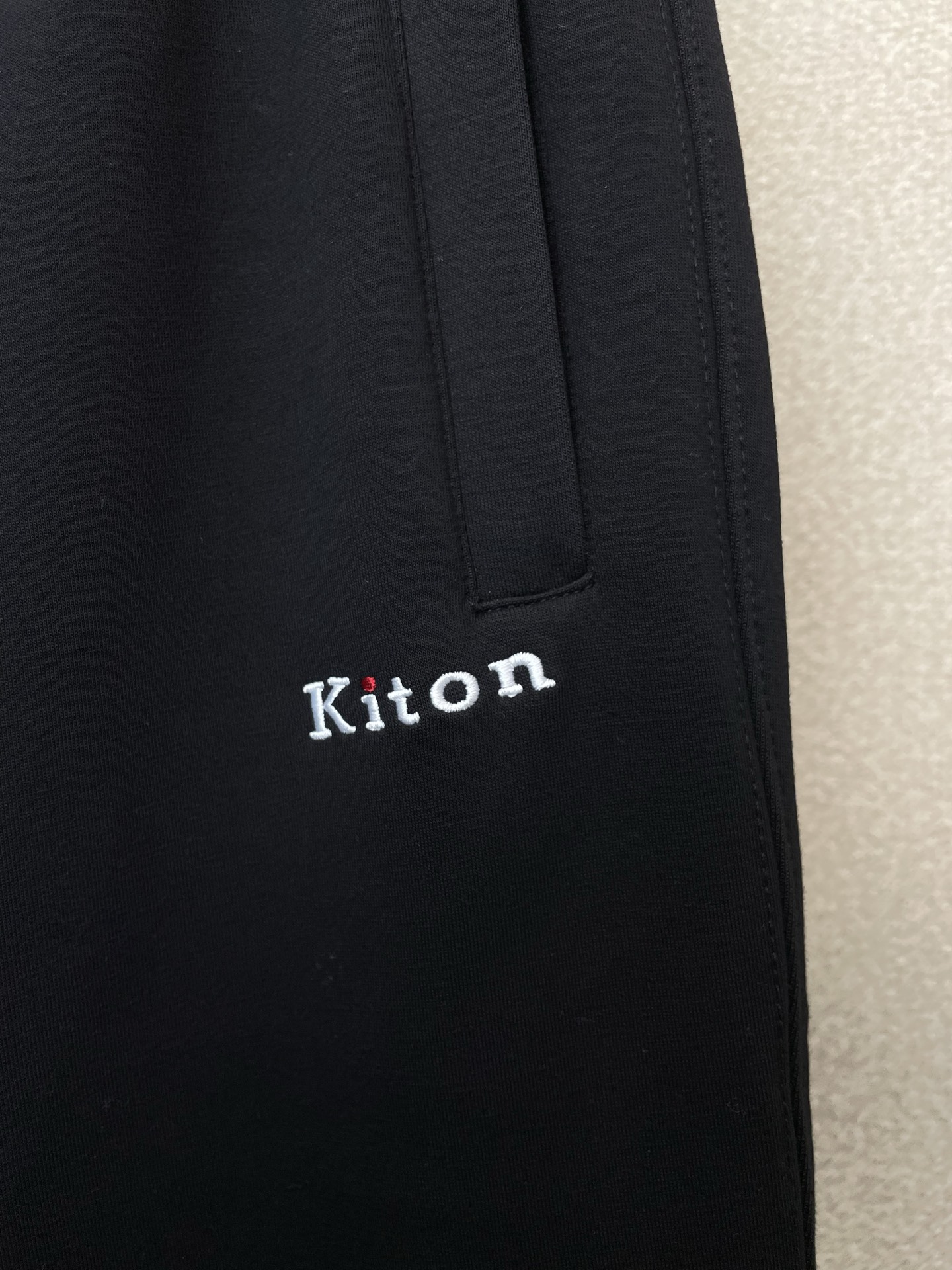 /套。KITON💥砸锅卖铁都要上的新款新款专柜同款立领套装，高级感满满！细节精致高档，做工无可挑剔！进口