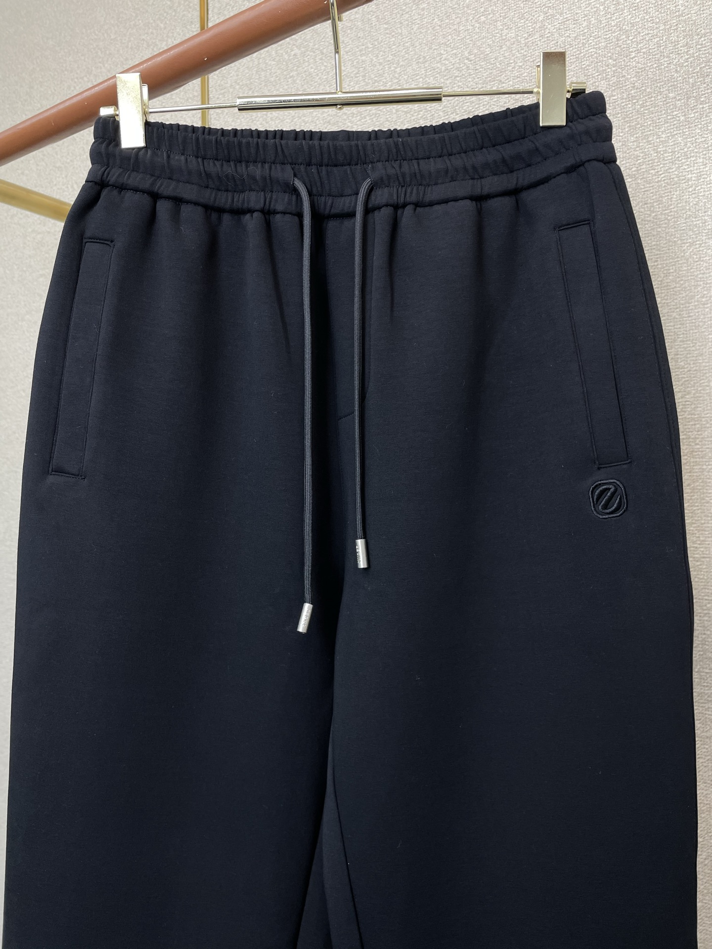 /套。ZEGNA杰尼亚💥砸锅卖铁都要上的新款新款专柜同款立领套装，高级感满满！细节精致高档，做工无可挑剔