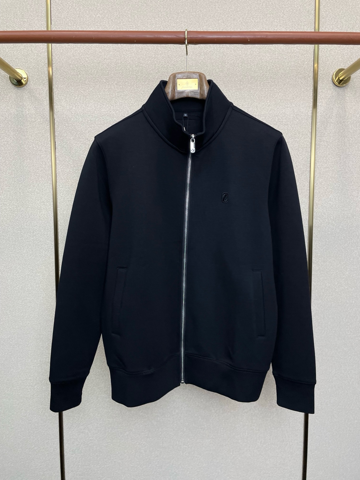 /套。ZEGNA杰尼亚💥砸锅卖铁都要上的新款新款专柜同款立领套装，高级感满满！细节精致高档，做工无可挑剔