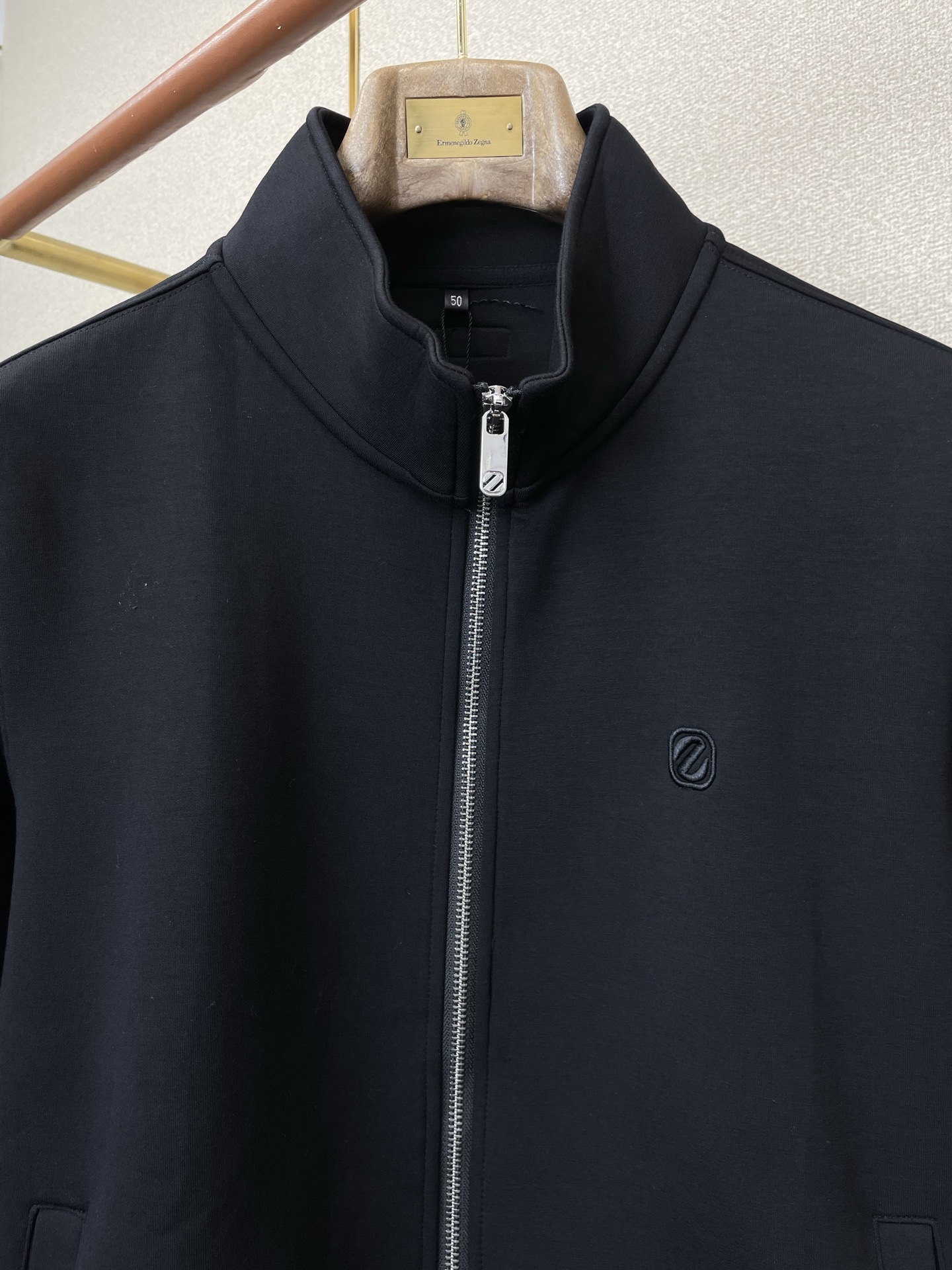 /套。ZEGNA杰尼亚💥砸锅卖铁都要上的新款新款专柜同款立领套装，高级感满满！细节精致高档，做工无可挑剔