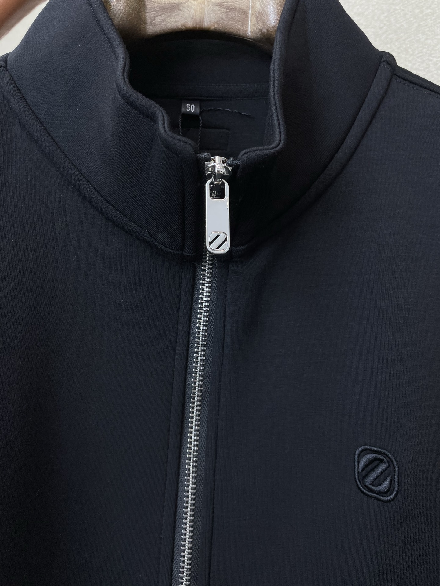 /套。ZEGNA杰尼亚💥砸锅卖铁都要上的新款新款专柜同款立领套装，高级感满满！细节精致高档，做工无可挑剔