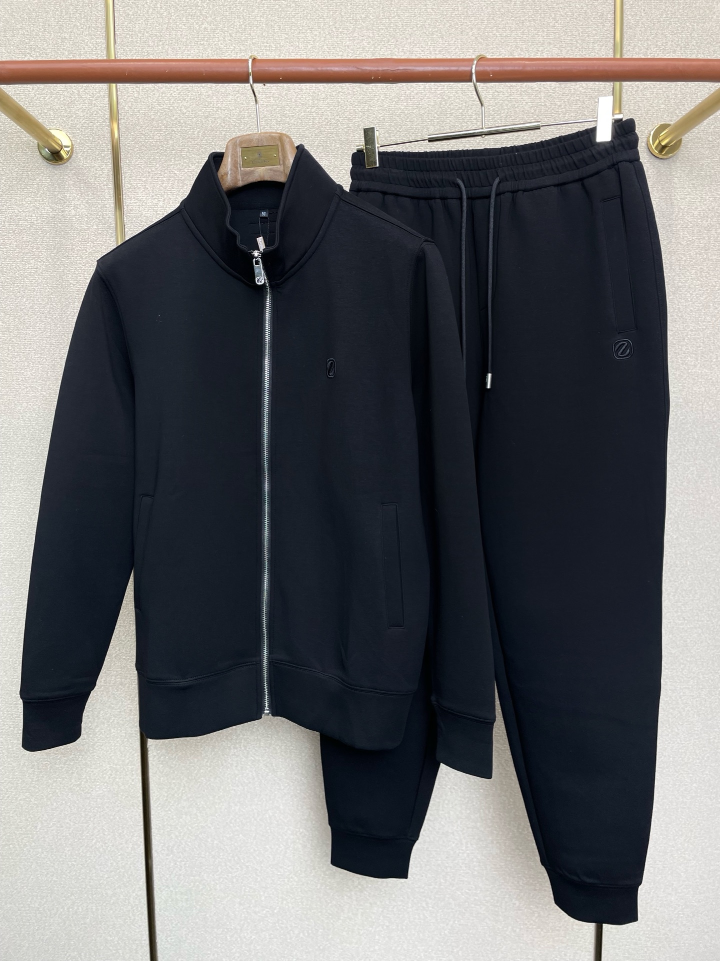 /套。ZEGNA杰尼亚💥砸锅卖铁都要上的新款新款专柜同款立领套装，高级感满满！细节精致高档，做工无可挑剔