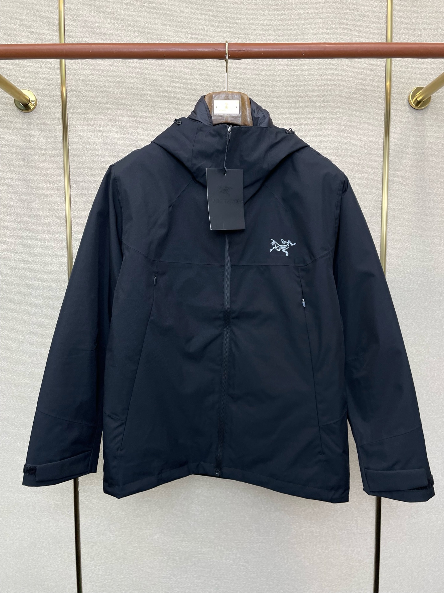 支持跨年售后！P545。羽绒服-Arc’teryx始祖鸟💥独家专供新款连帽羽绒服。三合一羽绒冲锋衣夹克 贸易公司渠道稀出，降温天气必备的保暖单品，不论是日常还是户外运动都能穿。耐磨防刮易打理，在搭配大方格绗缝工艺，打造蓬松饱满的整体效果，兼顾强悍的保暖锁温效果，让你无惧秋冬季寒冷的户外天气!
尺码M-4XL