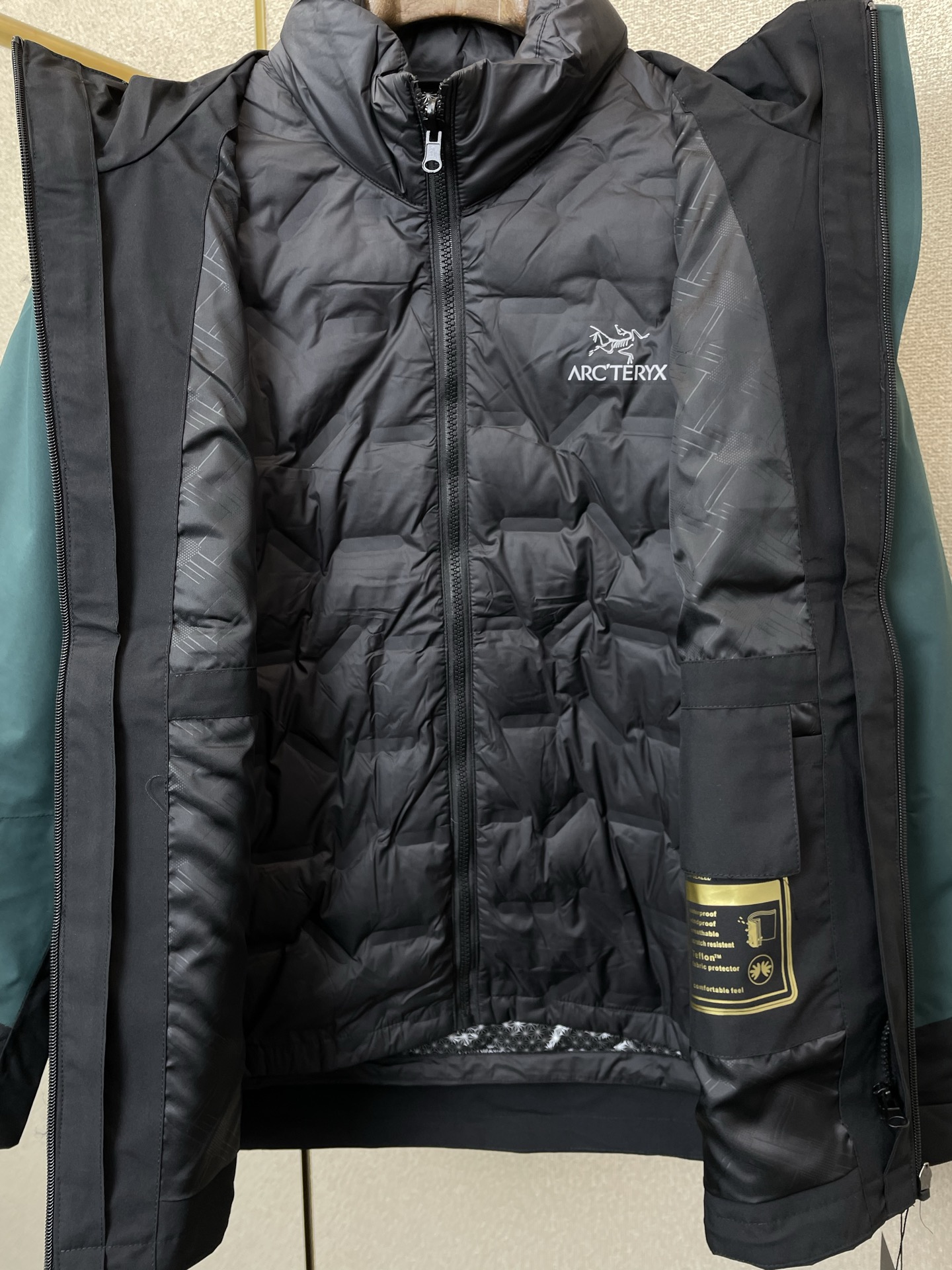 支持跨年售后！P545。羽绒服-Arc’teryx始祖鸟💥独家专供新款连帽羽绒服。三合一羽绒冲锋衣夹克 贸易公司渠道稀出，降温天气必备的保暖单品，不论是日常还是户外运动都能穿。耐磨防刮易打理，在搭配大方格绗缝工艺，打造蓬松饱满的整体效果，兼顾强悍的保暖锁温效果，让你无惧秋冬季寒冷的户外天气!
尺码M-4XL