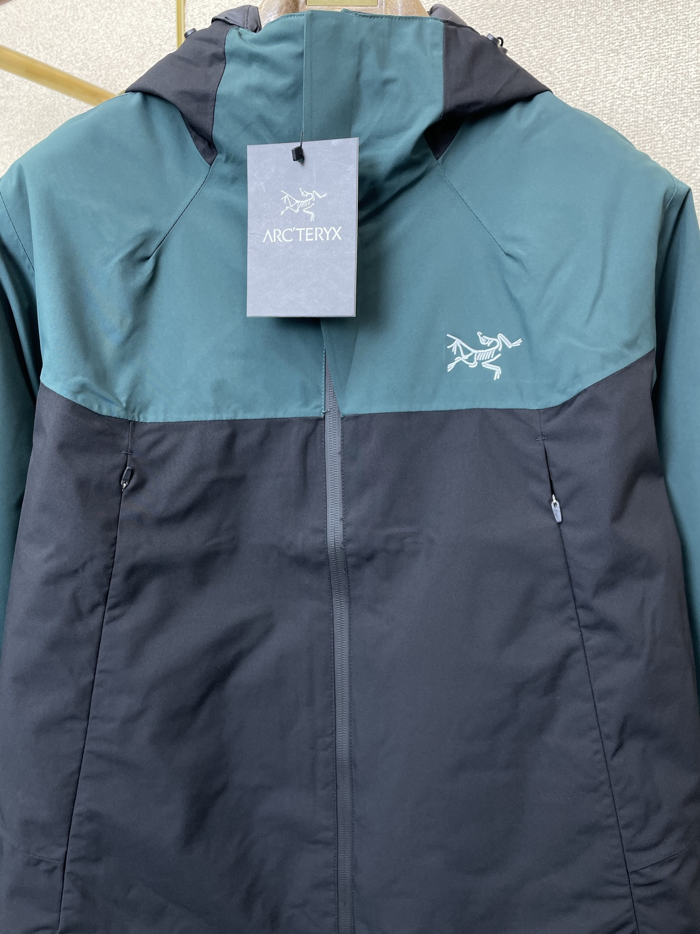 支持跨年售后！P545。羽绒服-Arc’teryx始祖鸟💥独家专供新款连帽羽绒服。三合一羽绒冲锋衣夹克 贸易公司渠道稀出，降温天气必备的保暖单品，不论是日常还是户外运动都能穿。耐磨防刮易打理，在搭配大方格绗缝工艺，打造蓬松饱满的整体效果，兼顾强悍的保暖锁温效果，让你无惧秋冬季寒冷的户外天气!
尺码M-4XL