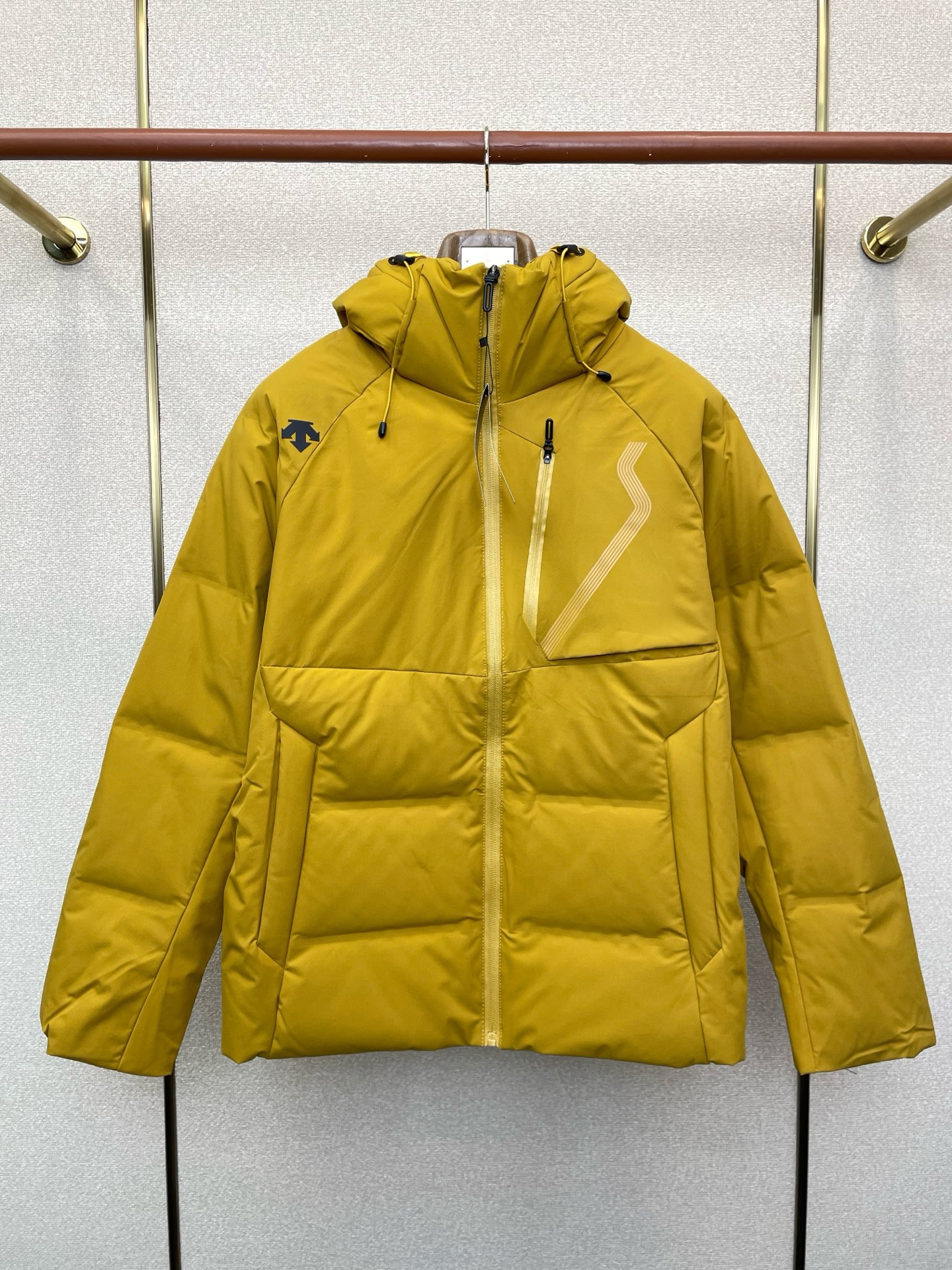 支持跨年售后.羽绒服-DESCENTE迪桑特💥独家专供新款连帽羽绒服.贸易公司渠道稀出,降温天气必备的保暖单品,不论是日常还是户外运动都能穿.耐磨防刮易打理,在搭配大方格绗缝工艺,打造蓬松饱满的整体效果,兼顾强悍的保暖锁温效果,让你无惧秋冬季寒冷的户外天气!