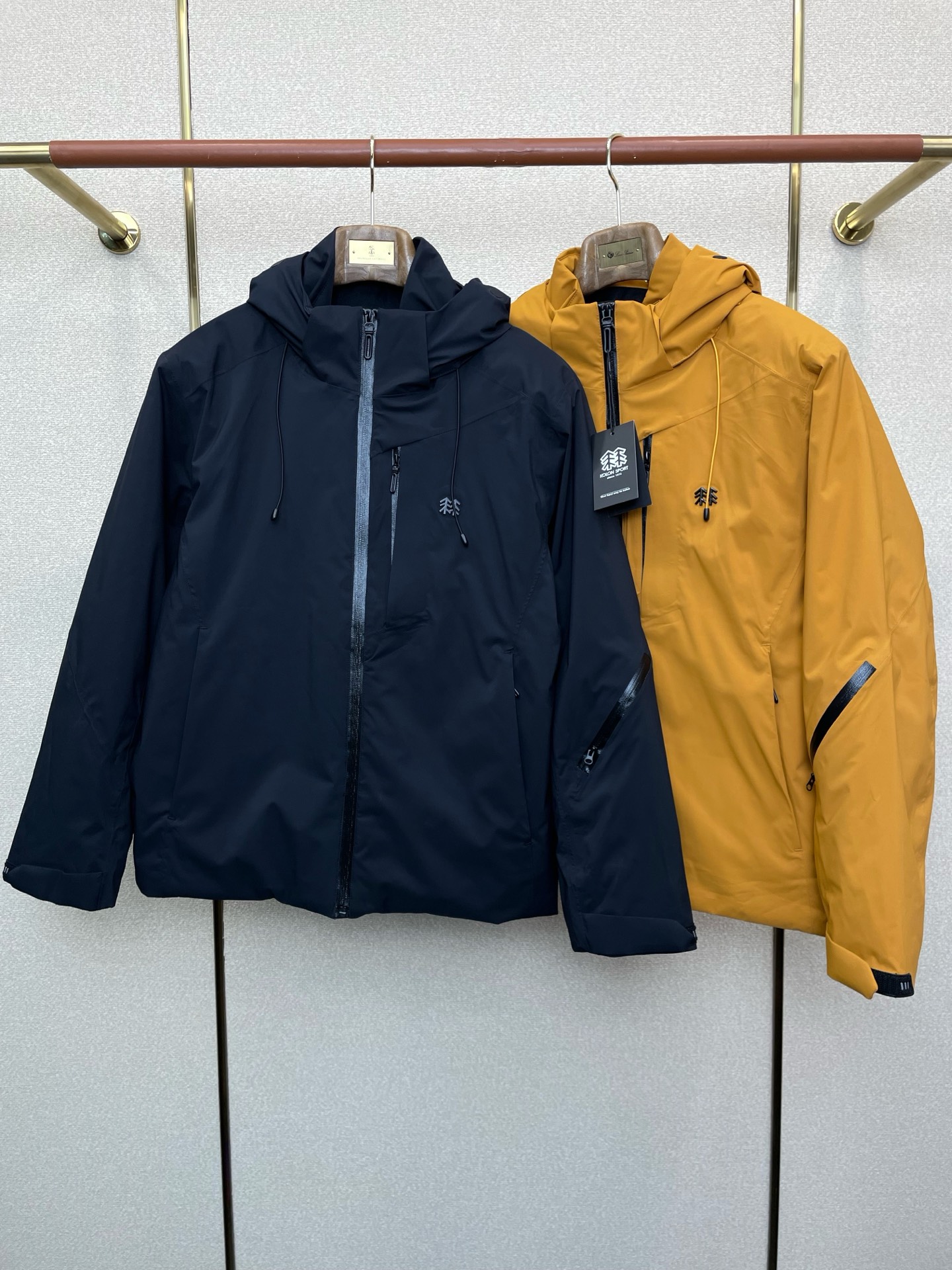 支持跨年售后！P435。KOLON SPORTS💥独家专供新款连帽夹克棉服 贸易公司渠道稀出，降温天气必备的保暖单品，不论是日常还是户外运动都能穿。耐磨防刮易打理，在搭配大方格绗缝工艺，打造蓬松饱满的整体效果，兼顾强悍的保暖锁温效果，让你无惧秋冬季寒冷的户外天气!
尺码M-3XL