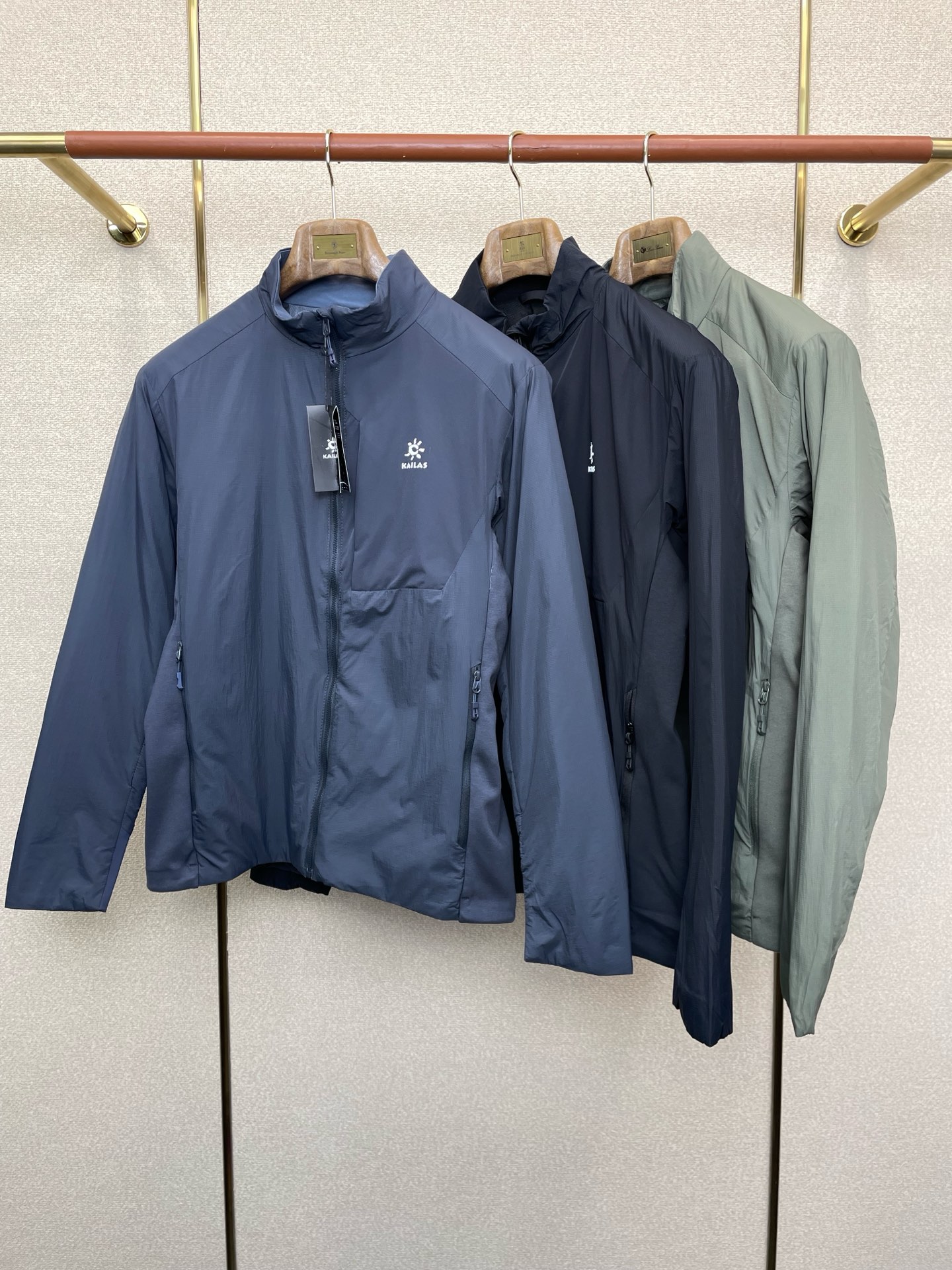 支持跨年售后.KAILAS凯乐石💥独家专供新款立领夹克棉服 贸易公司渠道稀出,降温天气必备的保暖单品,不论是日常还是户外运动都能穿.耐磨防刮易打理,在搭配大方格绗缝工艺,打造蓬松饱满的整体效果,兼顾强悍的保暖锁温效果,让你无惧秋冬季寒冷的户外天气!