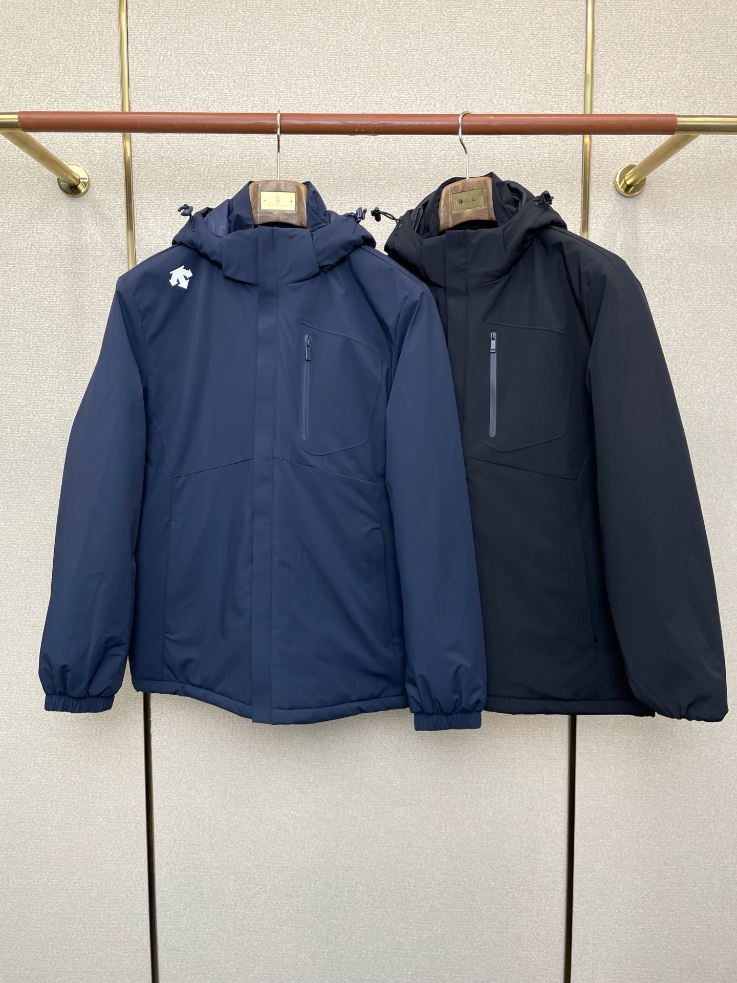 支持跨年售后.DESCENTE迪桑特💥独家专供新款连帽夹克棉服 贸易公司渠道稀出,降温天气必备的保暖单品,不论是日常还是户外运动都能穿.耐磨防刮易打理,在搭配大方格绗缝工艺,打造蓬松饱满的整体效果,兼顾强悍的保暖锁温效果,让你无惧秋冬季寒冷的户外天气!