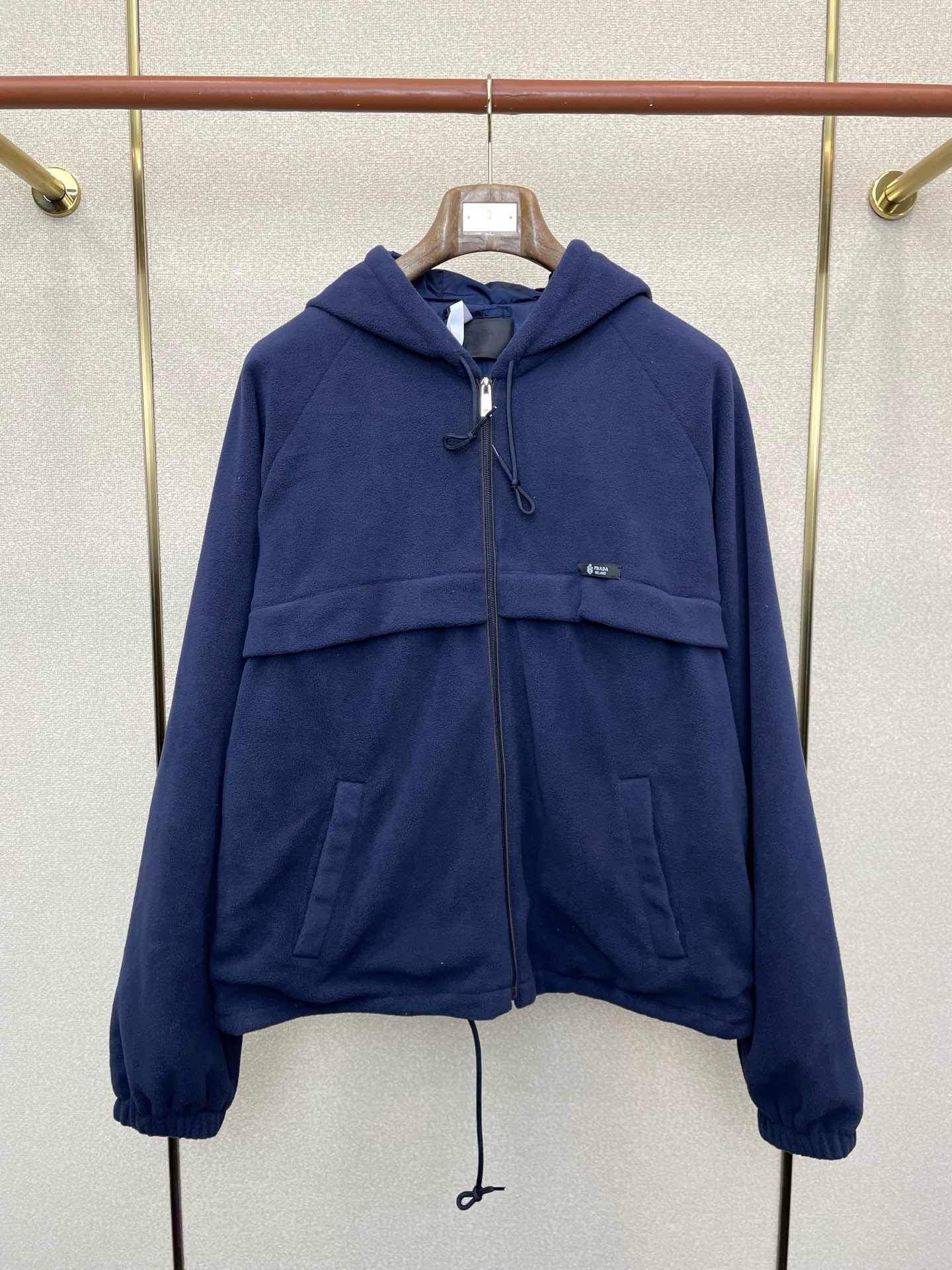 。Prada普拉达💥独家专供最新时尚连帽抽绳织物面料夹克外套 经典设计感与颜值爆棚的外套，品质更是无法挑