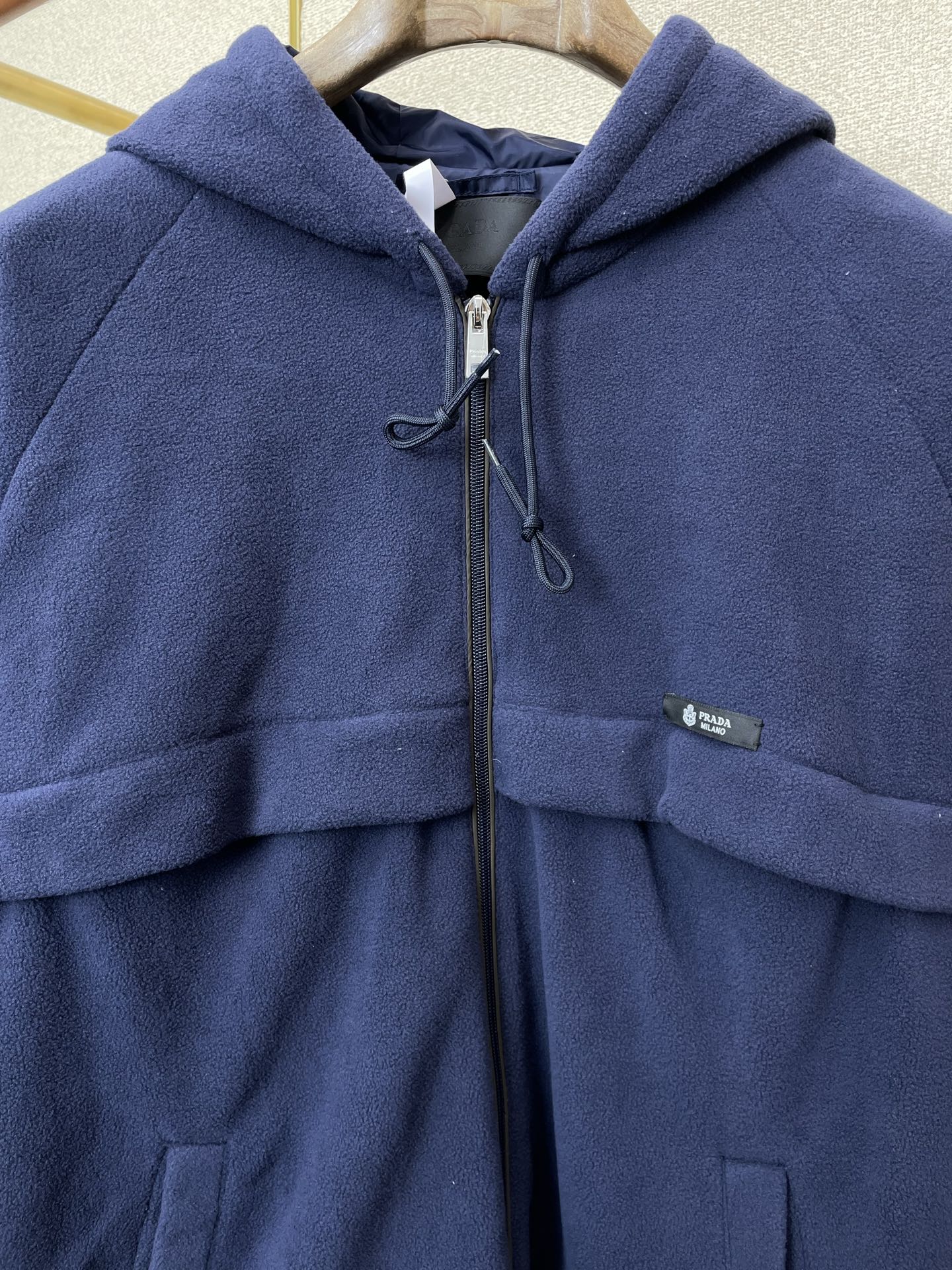 。Prada普拉达💥独家专供最新时尚连帽抽绳织物面料夹克外套 经典设计感与颜值爆棚的外套，品质更是无法挑