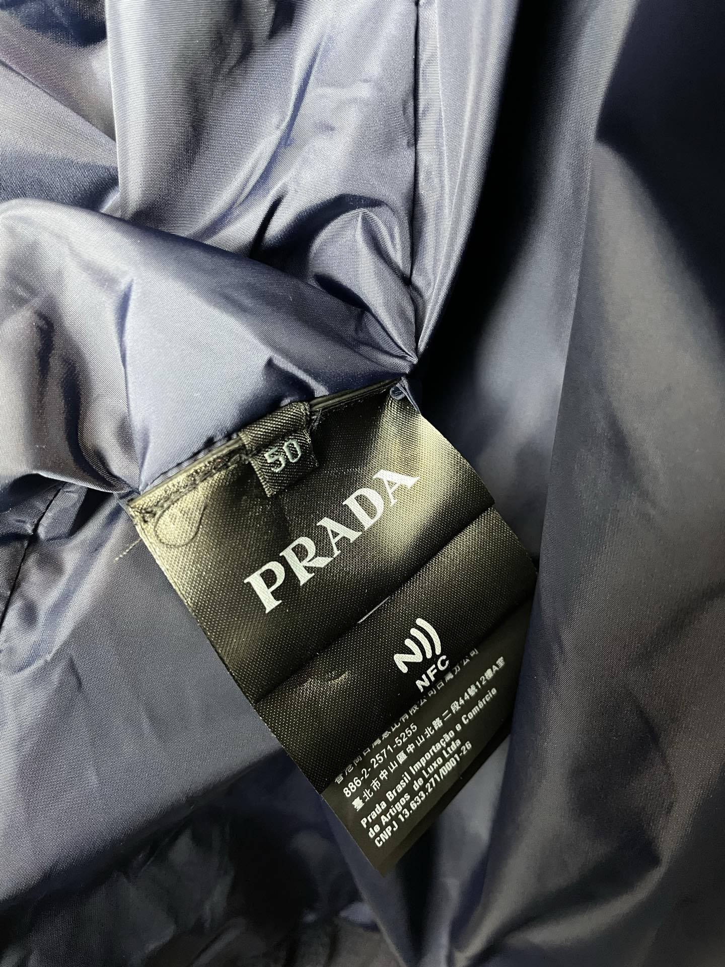 。Prada普拉达💥独家专供最新时尚连帽抽绳织物面料夹克外套 经典设计感与颜值爆棚的外套，品质更是无法挑