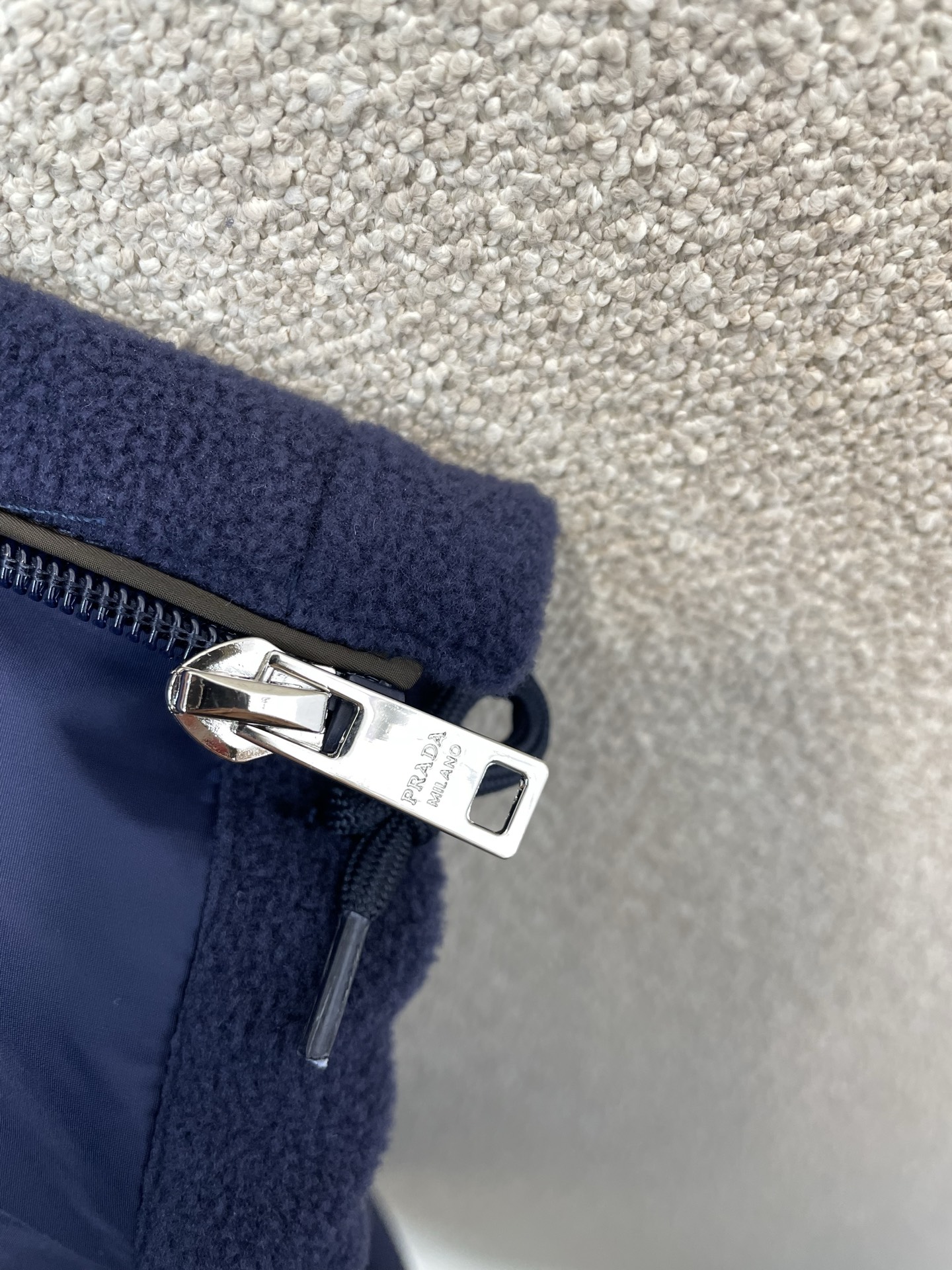 。Prada普拉达💥独家专供最新时尚连帽抽绳织物面料夹克外套 经典设计感与颜值爆棚的外套，品质更是无法挑