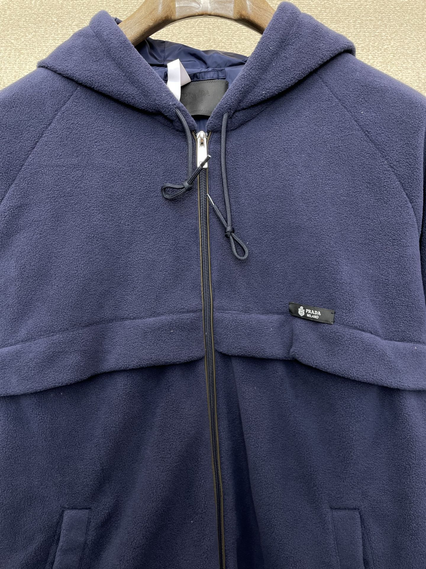 。Prada普拉达💥独家专供最新时尚连帽抽绳织物面料夹克外套 经典设计感与颜值爆棚的外套，品质更是无法挑