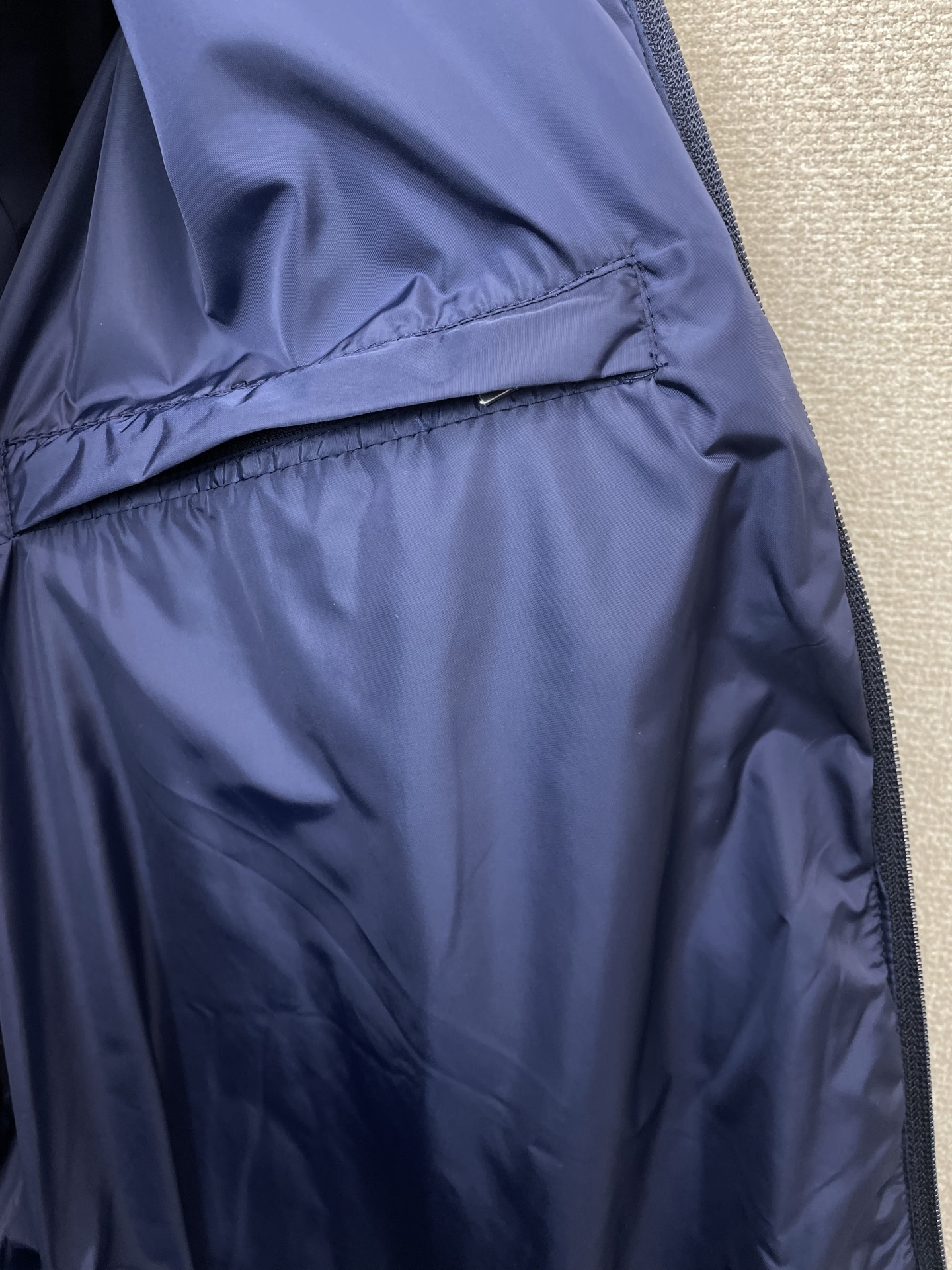 。Prada普拉达💥独家专供最新时尚连帽抽绳织物面料夹克外套 经典设计感与颜值爆棚的外套，品质更是无法挑