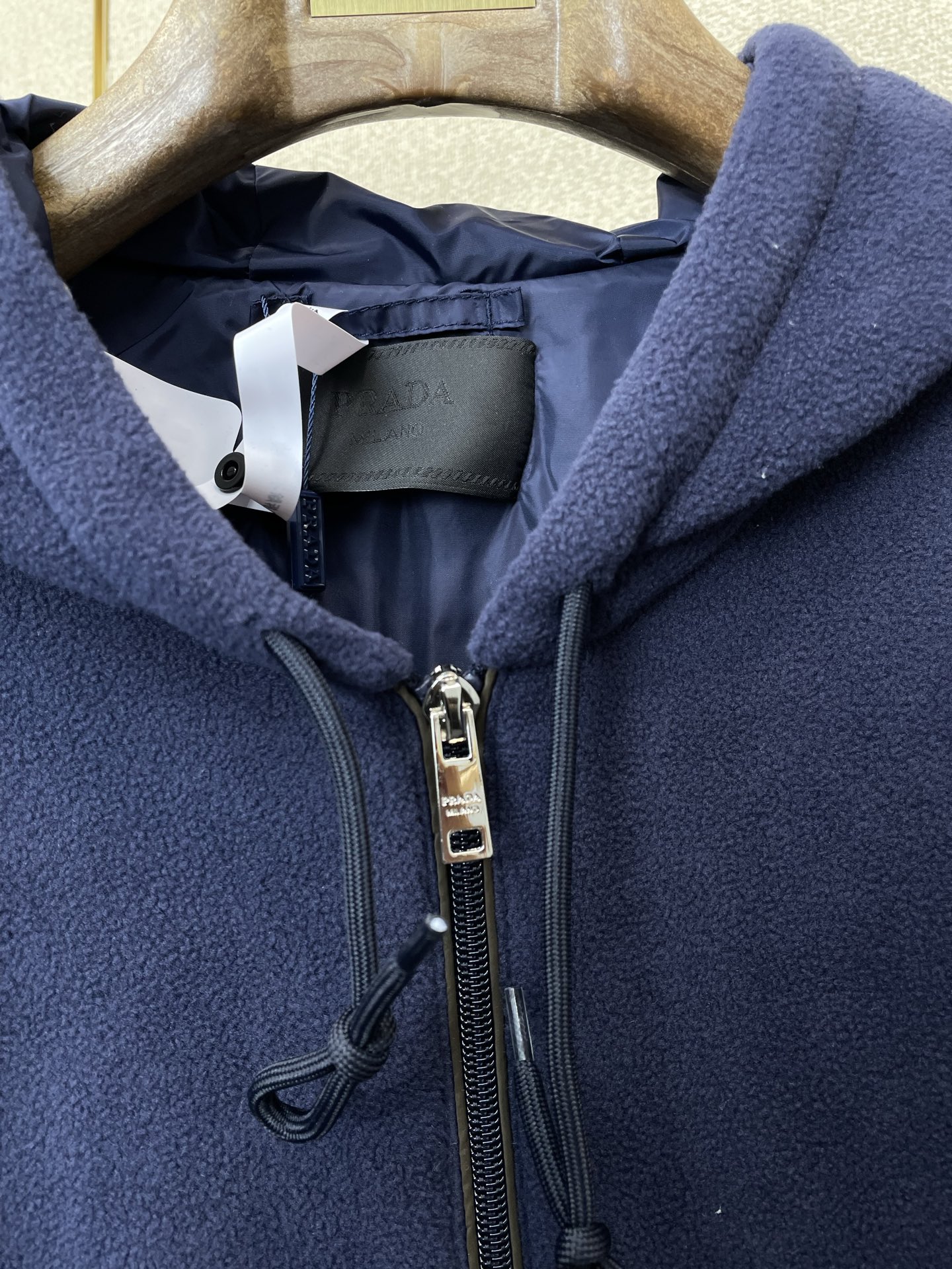 。Prada普拉达💥独家专供最新时尚连帽抽绳织物面料夹克外套 经典设计感与颜值爆棚的外套，品质更是无法挑