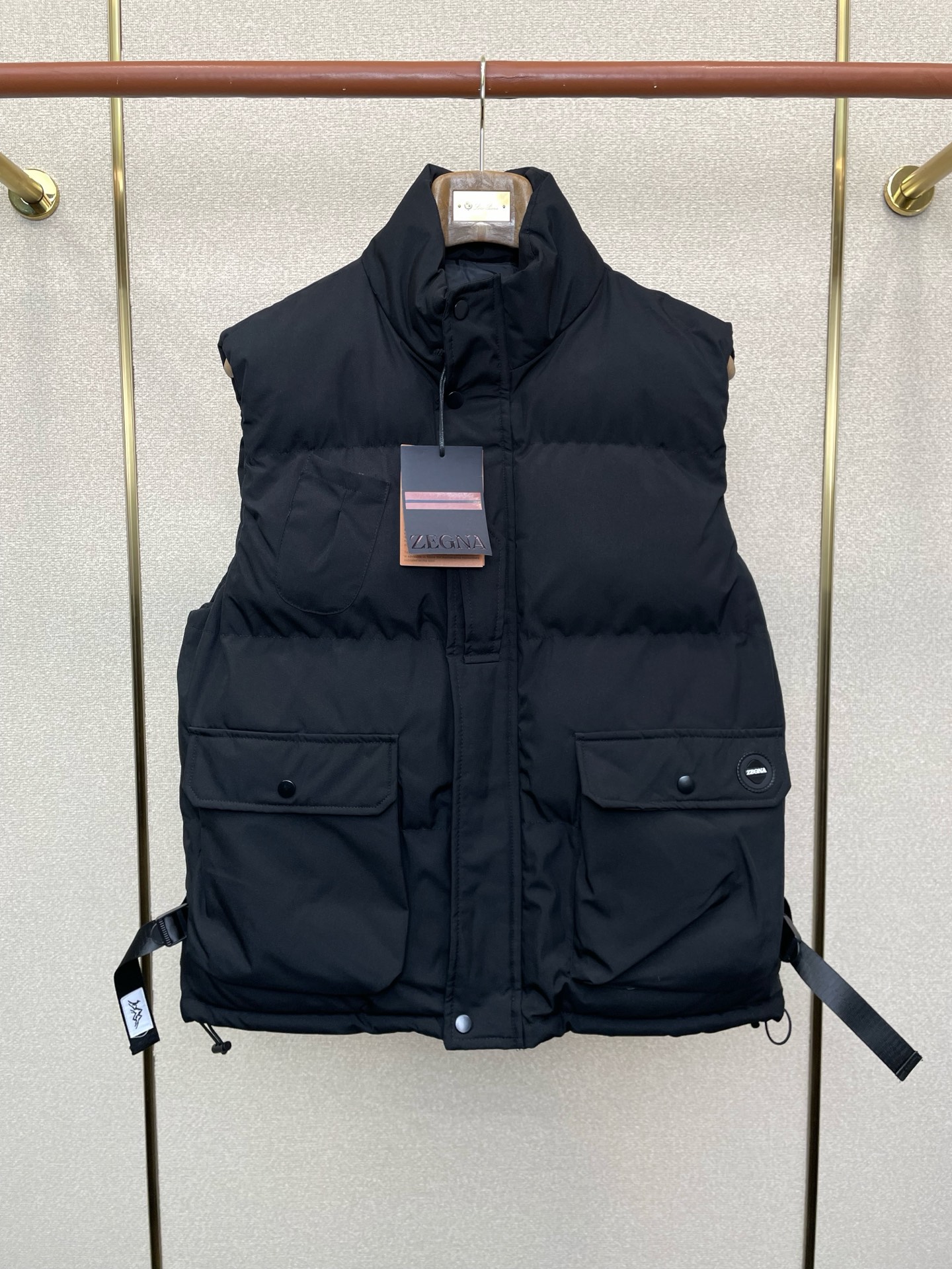 NO:703471,Support New Year’s Eve after-sales service!  . Down jacket - Zegna Zegna exclusively supplies high-collar down vests. The trading company channel is rare. The three-in-one vest down jacket is a must-have warm item for cooling down the weather. It can be worn for daily or outdoor sports. It is wear-resistant, scratch-resistant and easy to care for. It is paired with large square quilting technology to create a fluffy and full overall effect. It also has a strong thermal insulation and temperature locking effect, so that you are not afraid of the cold outdoor weather in autumn and winter!  Size M-3XL,,zegna,down jacket,19860909支持跨年售后！.羽绒服-ZEGNA杰尼亚独家专供高领羽绒马甲.贸易公司渠道稀出,三合一马甲羽绒服 降温天气必备的保暖单品.不论是日常还是户外运动都能穿.耐磨防刮易打理,在搭配大方格绗缝工艺,打造蓬松饱满的整体效果,兼顾强悍的保暖锁温效果,让你无惧秋冬季寒冷的户外天气! 尺码M-3XL,,zegna,down jacket,,Men's clothing