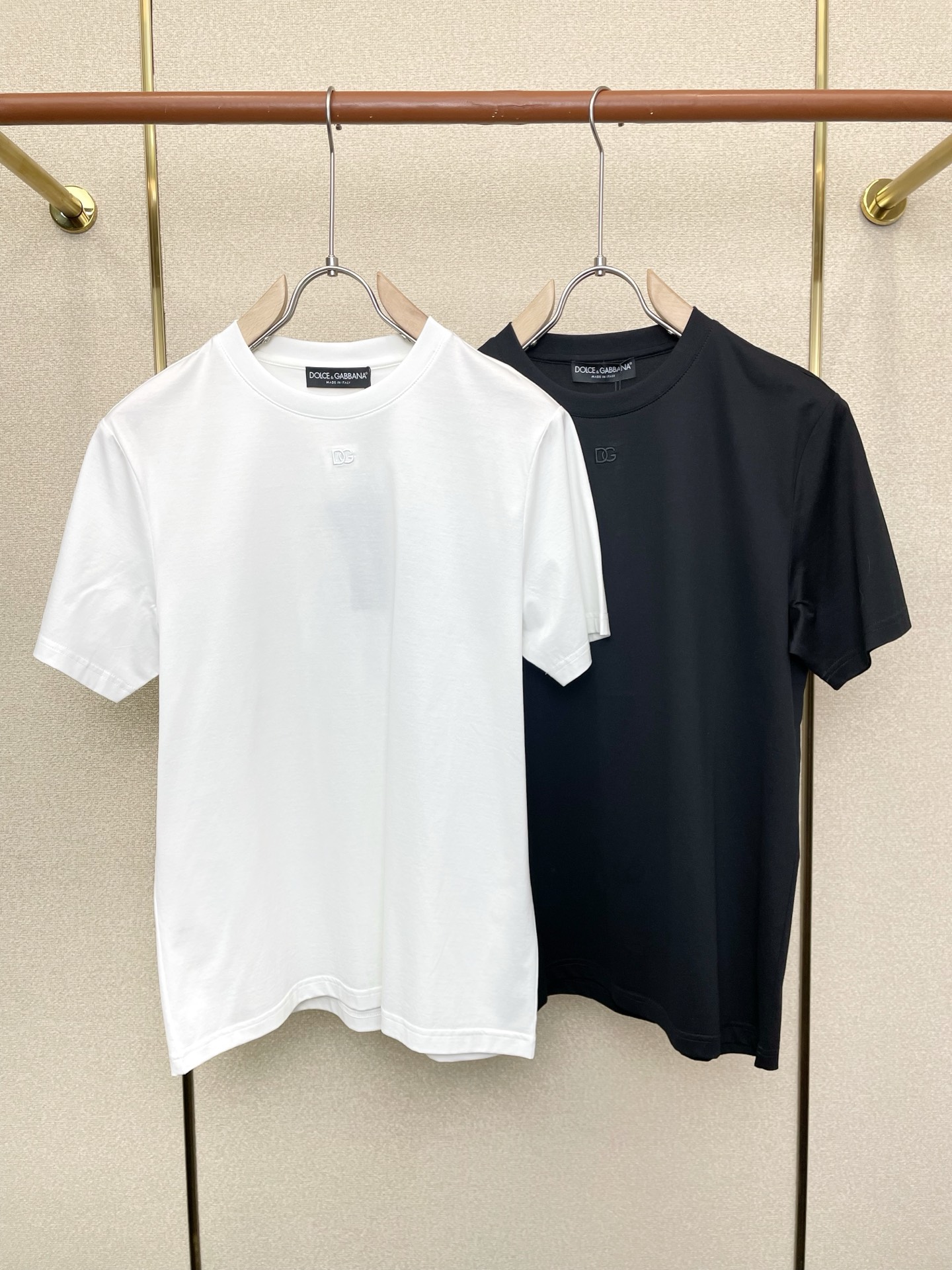 NO:712274,Support New Year’s Eve after-sales service!  .Dolce&Gabbana exclusively supplies new original men's casual short sleeves. High-end customization. High-end version. Fashionable and versatile imported fabrics. Super soft and delicate feel. Skin-friendly and comfortable to wear. High-end boutique. The upper body is finely made by the factory. It is a must-have item for men. Three standards are complete. Size M-3XL,,Dolce&Gabbana,Dolce&Gabbana, T-shirt,19860909支持跨年售后！.Dolce&Gabbana杜嘉班纳独家专供新款原单男士休闲短袖 高端定制 高端版本 时尚百搭爆款进口面料 手感超柔软细腻 穿着亲肤舒适 高端精品 代工厂精细做上身非常赞 男士必备单品 三标齐全 码数M-3XL,,Dolce&Gabbana,Dolce&Gabbana,T-shirt,,Men's clothing