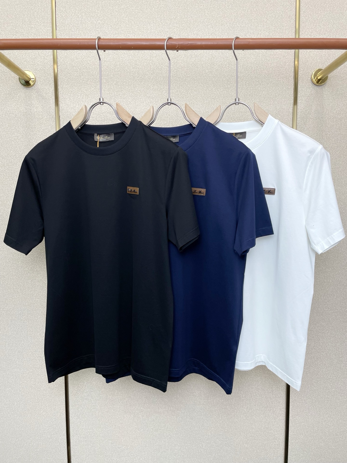 NO:712282,Support New Year’s Eve after-sales service!  .LP-Loro Piana is exclusively for new men's casual short-sleeves. High-end customization. High-end version. Fashionable and versatile imported fabrics. Super soft and delicate feel. Skin-friendly and comfortable to wear. High-end boutique. The upper body is finely made by the factory. It is a must-have item for men. Three standards are complete. Size M-3XL,, loro piana, loro piana, T-shirt,19860909支持跨年售后！.LP-Loro Piana诺悠翩雅独家专供新款原单男士休闲短袖 高端定制 高端版本 时尚百搭爆款进口面料 手感超柔软细腻 穿着亲肤舒适 高端精品 代工厂精细做上身非常赞 男士必备单品 三标齐全 码数M-3XL,,loro piana,loro piana,T-shirt,,Men's clothing
