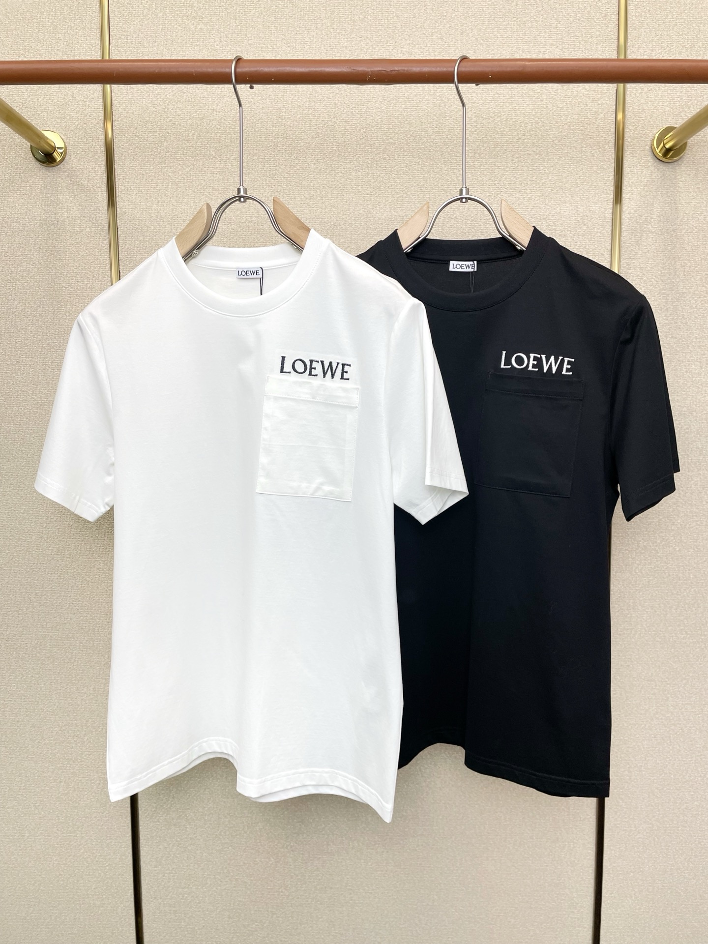 NO:712270,Support New Year’s Eve after-sales service!  .LOEWE exclusively supplies new original men's casual short-sleeves. High-end customization. High-end version. Fashionable and versatile imported fabrics. Super soft and delicate feel. Skin-friendly and comfortable to wear. High-end boutique. The upper body is exquisitely made by the factory. Men's must-have items. Three standards are complete. Size M-3XL,,loewe,loewe,T-shirt,19860909支持跨年售后！.LOEWE罗意威独家专供新款原单男士休闲短袖 高端定制 高端版本 时尚百搭爆款进口面料 手感超柔软细腻 穿着亲肤舒适 高端精品 代工厂精细做上身非常赞 男士必备单品 三标齐全 码数M-3XL,,loewe,loewe,T-shirt,,Men's clothing