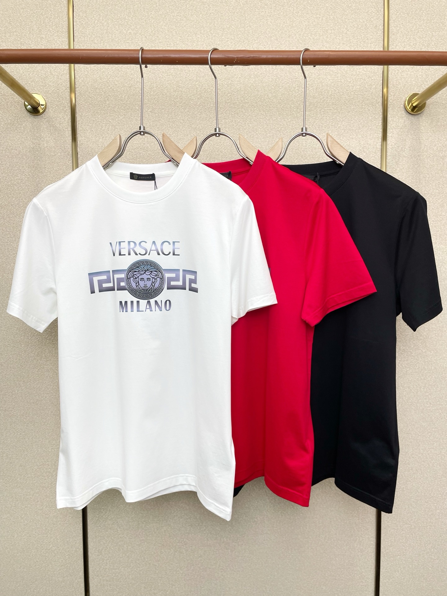 NO:712281,Support New Year’s Eve after-sales service!  .VERSACE Versace exclusively supplies new original men's casual short-sleeves, high-end customization, high-end version, fashionable and versatile imported fabrics, super soft and delicate to the touch, skin-friendly and comfortable to wear, high-end boutique, the upper body is exquisitely made by the OEM, a must-have item for men, complete with three standards, size M-3XL,,versace,versace,T-shirt,19860909支持跨年售后！.VERSACE范思哲独家专供新款原单男士休闲短袖 高端定制 高端版本 时尚百搭爆款进口面料 手感超柔软细腻 穿着亲肤舒适 高端精品 代工厂精细做上身非常赞 男士必备单品 三标齐全 码数M-3XL,,versace,versace,T-shirt,,Men's clothing